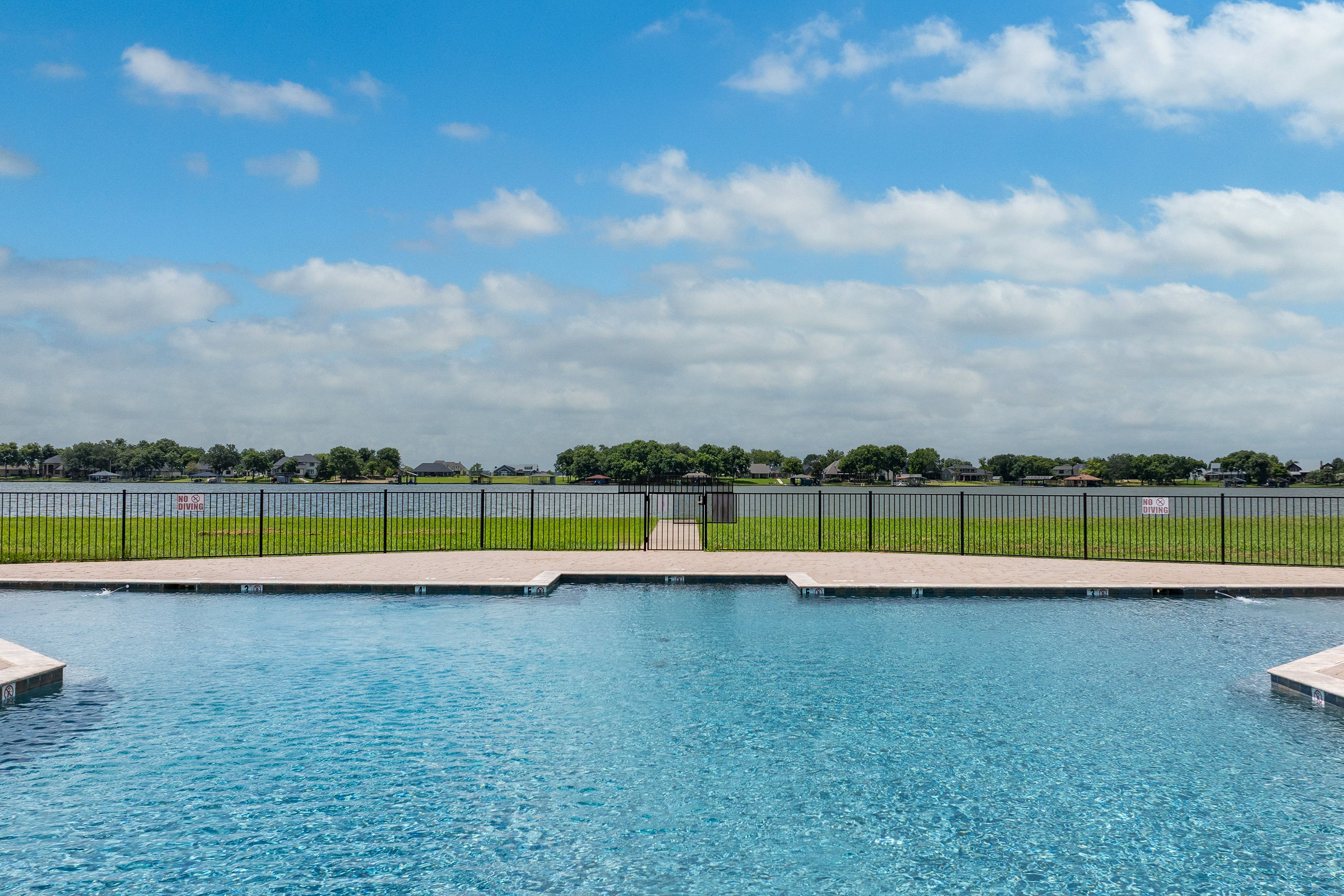 Community Amenities | Outdoor Pool | Picnic Area