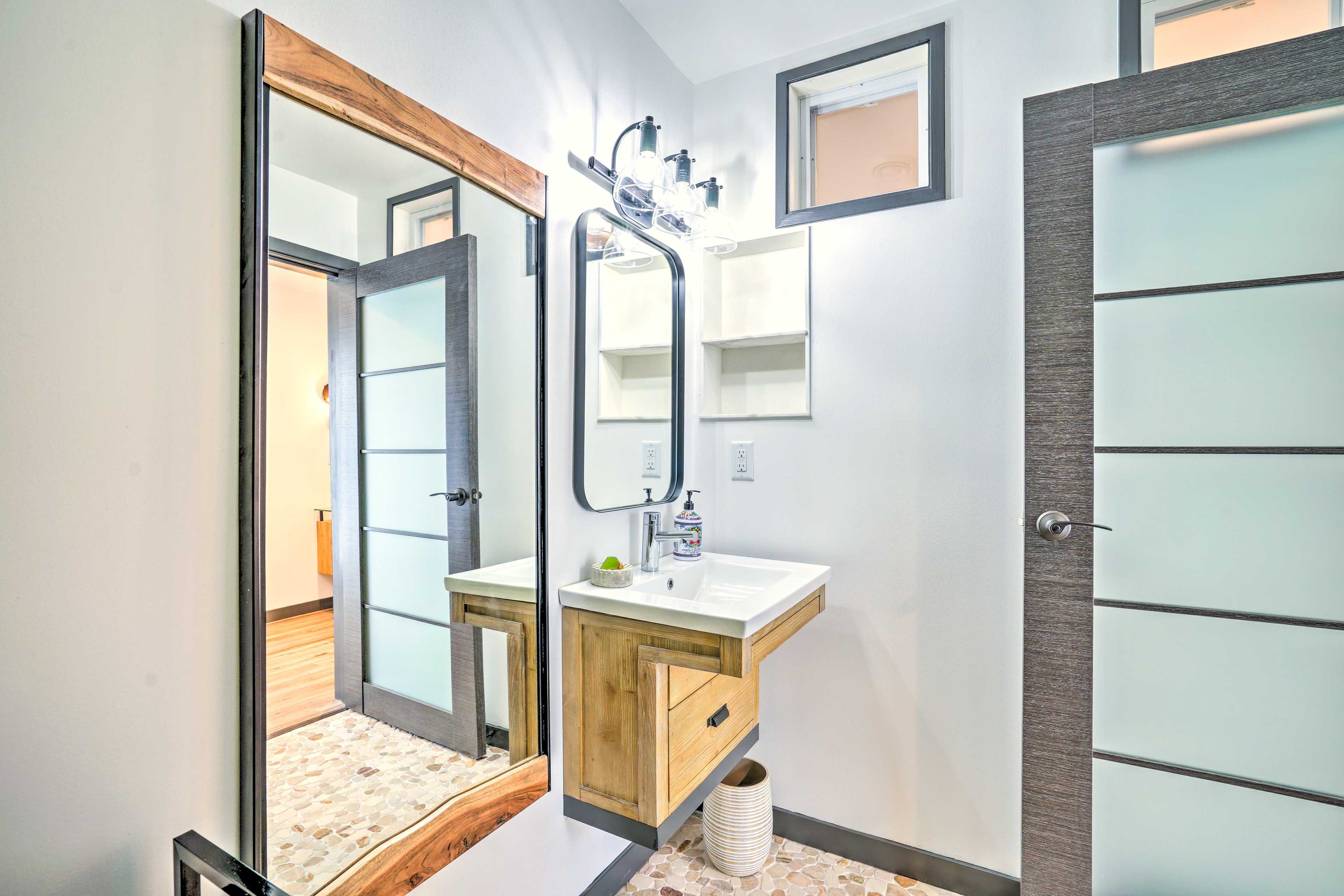 Full Bathroom | Complimentary Toiletries