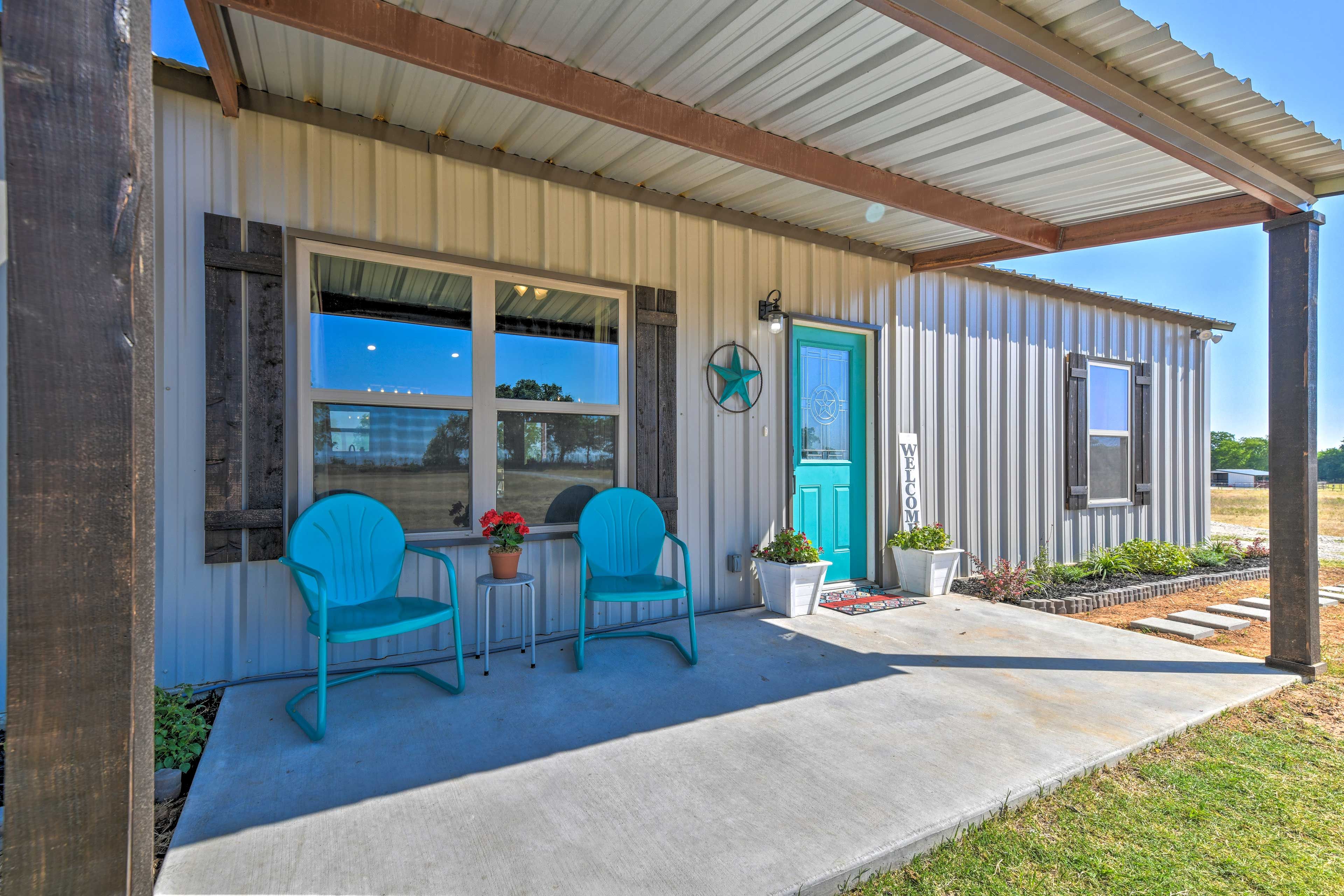 Covered Porch w/ Seating | Self Check-In