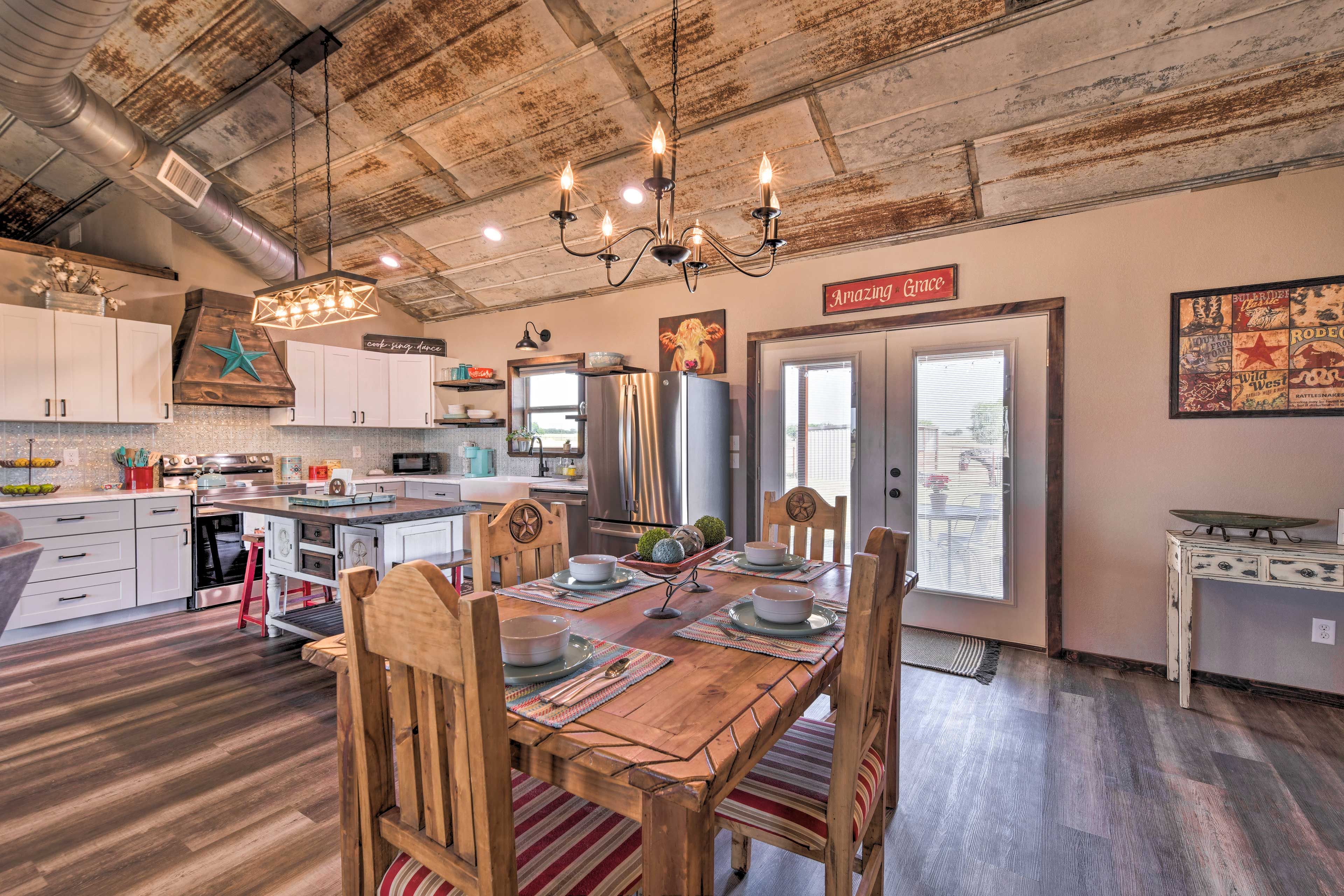 Dining Area | Dishware & Flatware Provided