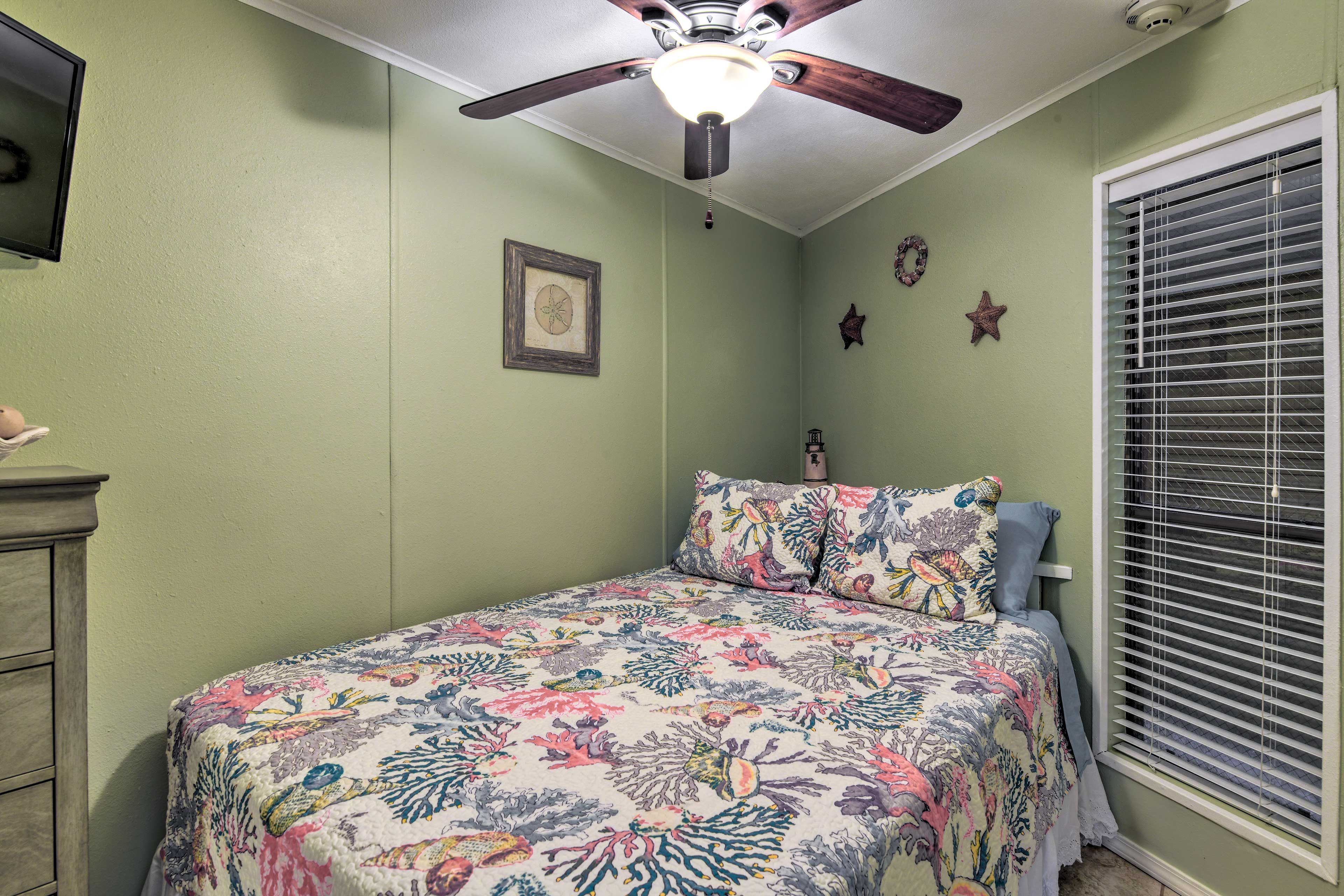 Bedroom | Queen Bed | Linens Provided