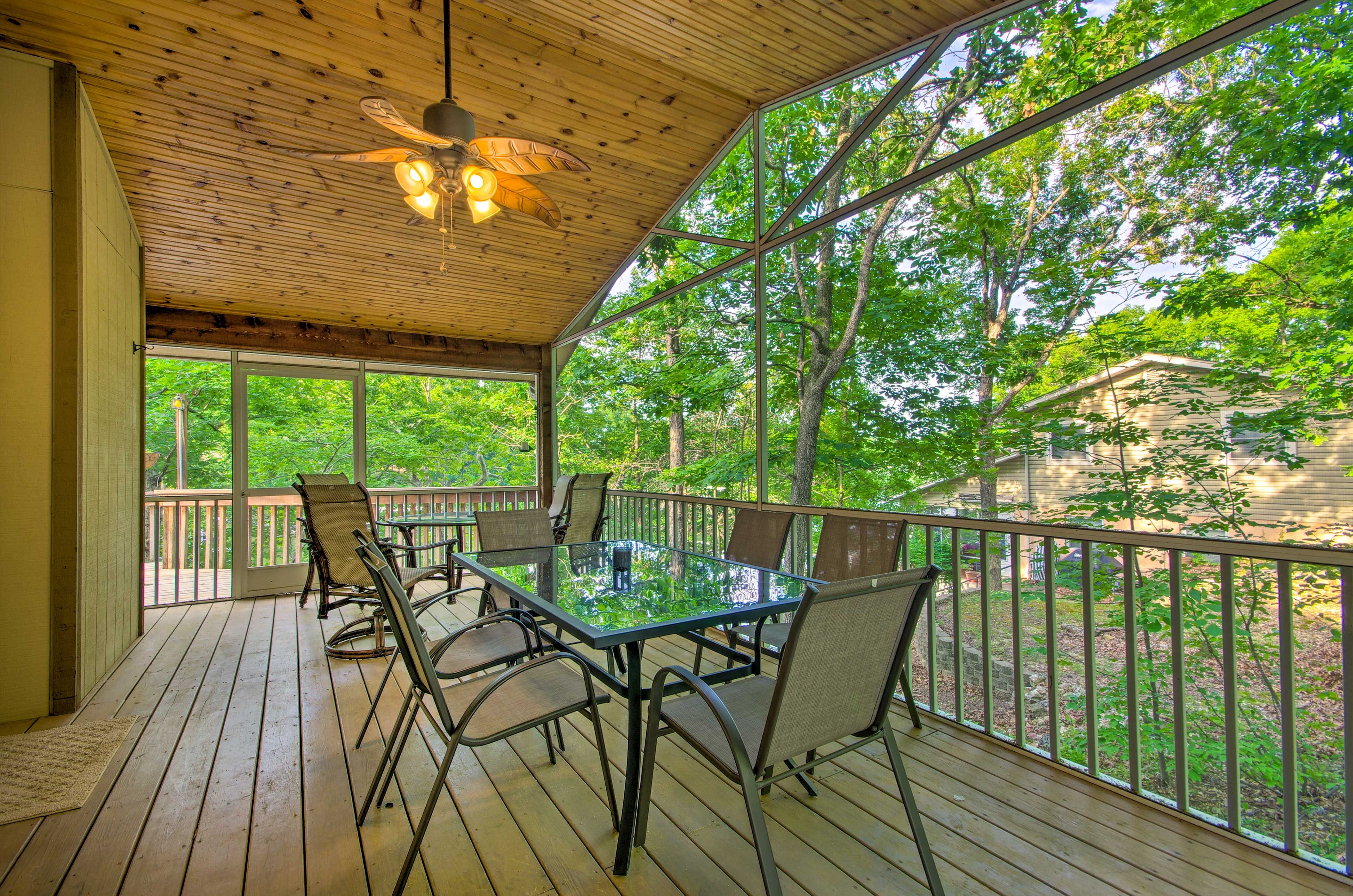Screened-In Porch | Outdoor Seating Area
