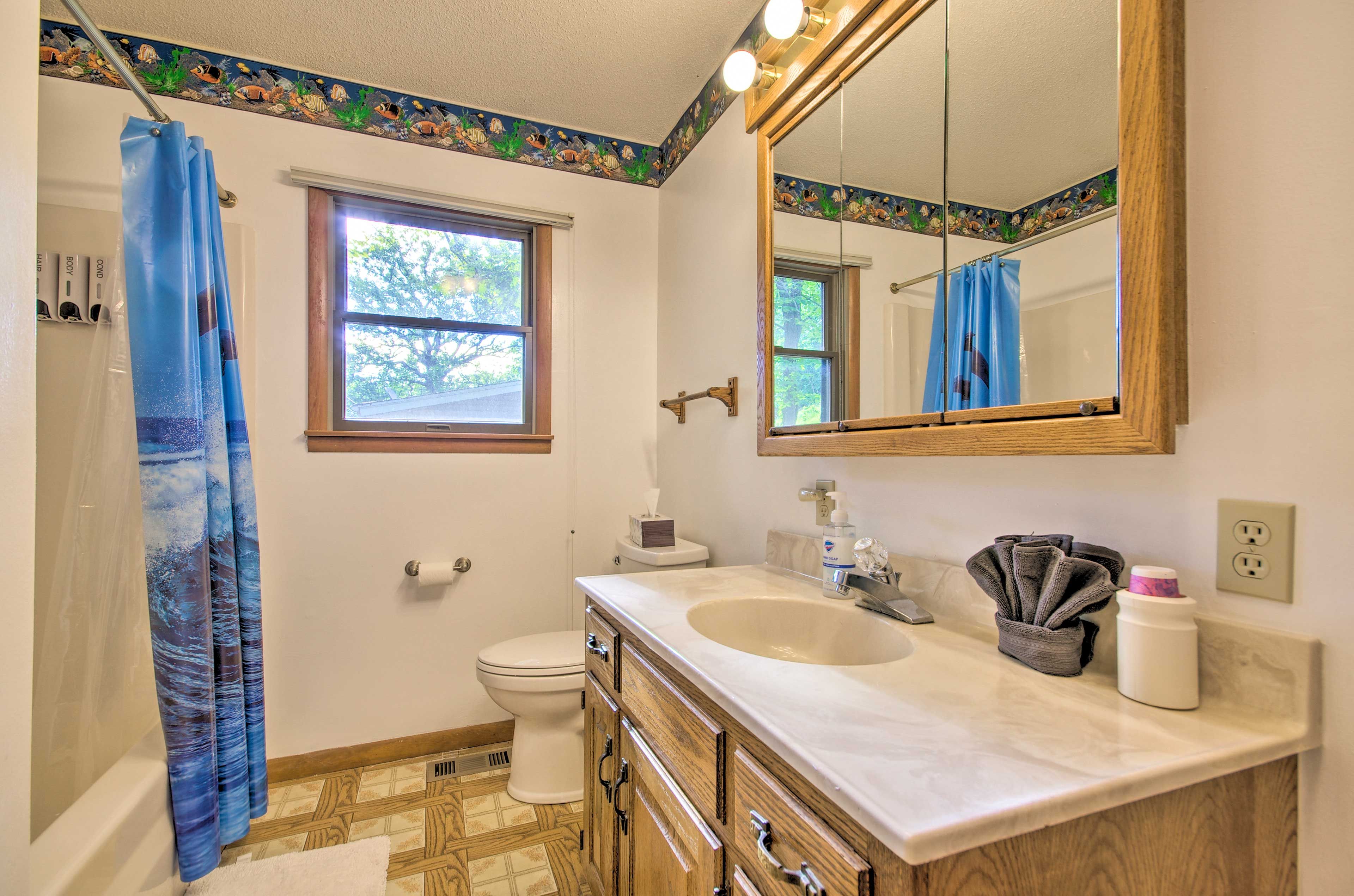 Full Bathroom | Towels Provided