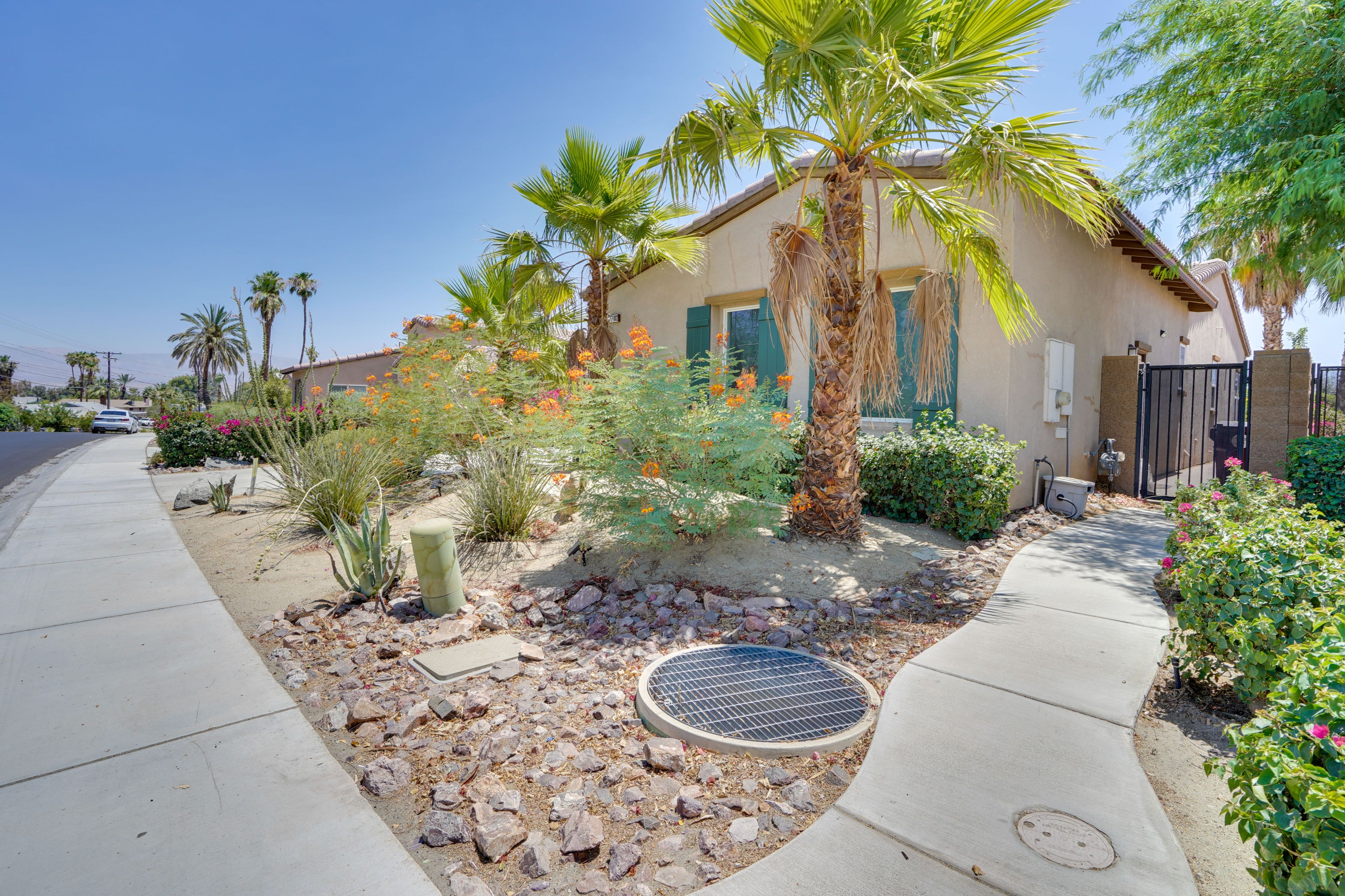 Parking | Driveway (2 Vehicles) | Garage (2 Vehicles)