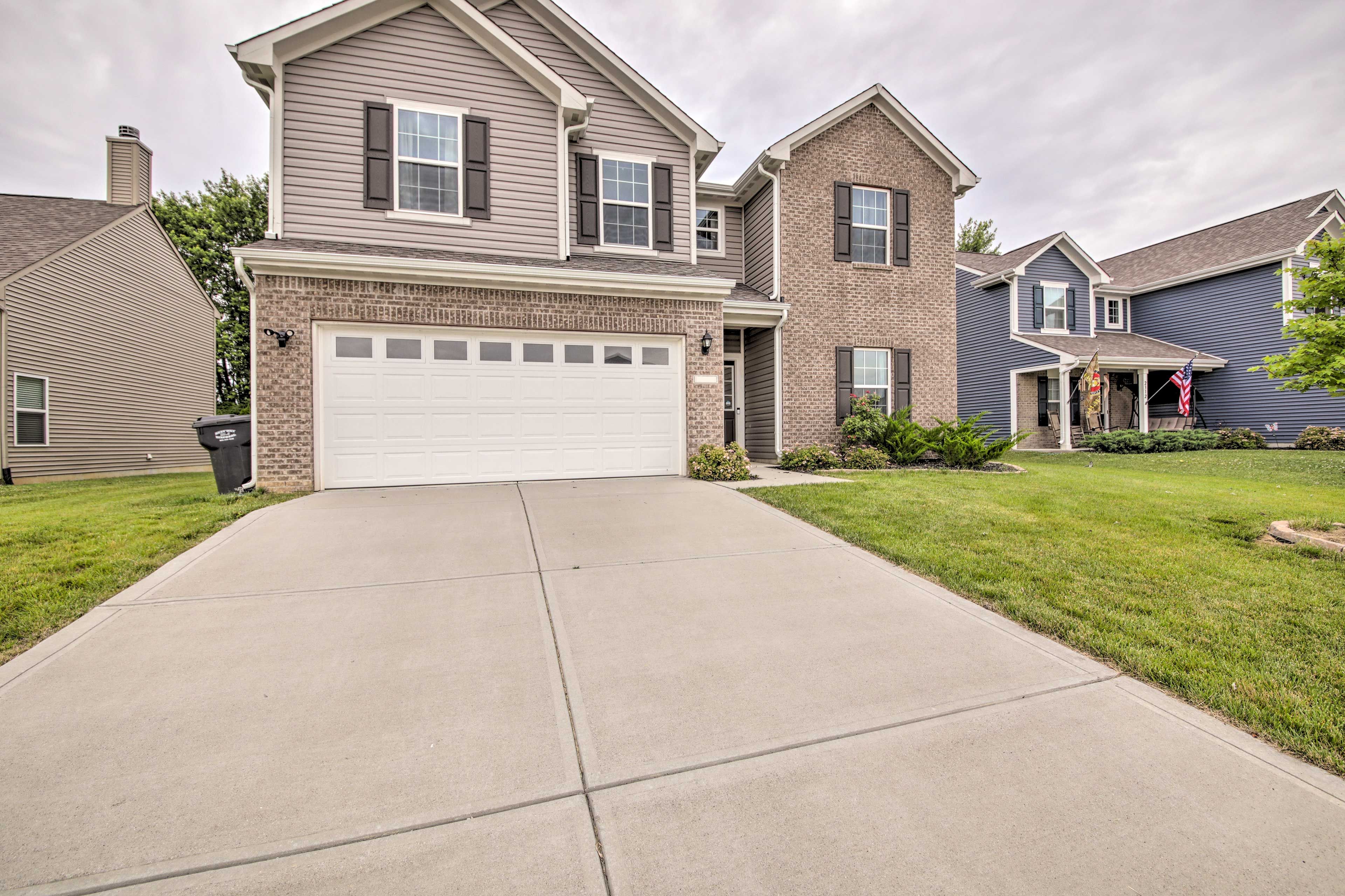 Parking | Garage (2 Vehicles) | Driveway (2 Vehicles) | Free Street Parking