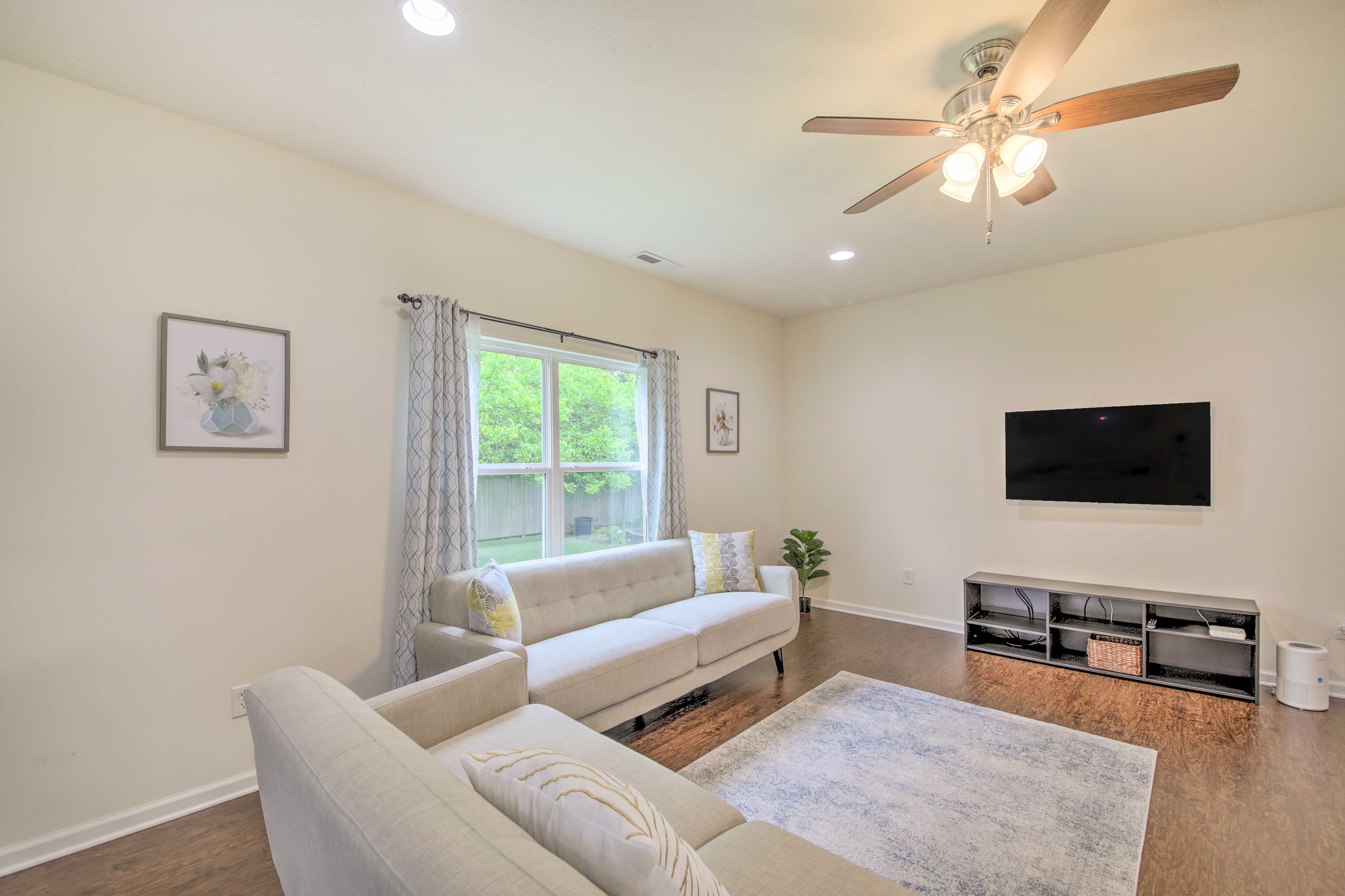 Living Room | Central A/C | Keyless Entry