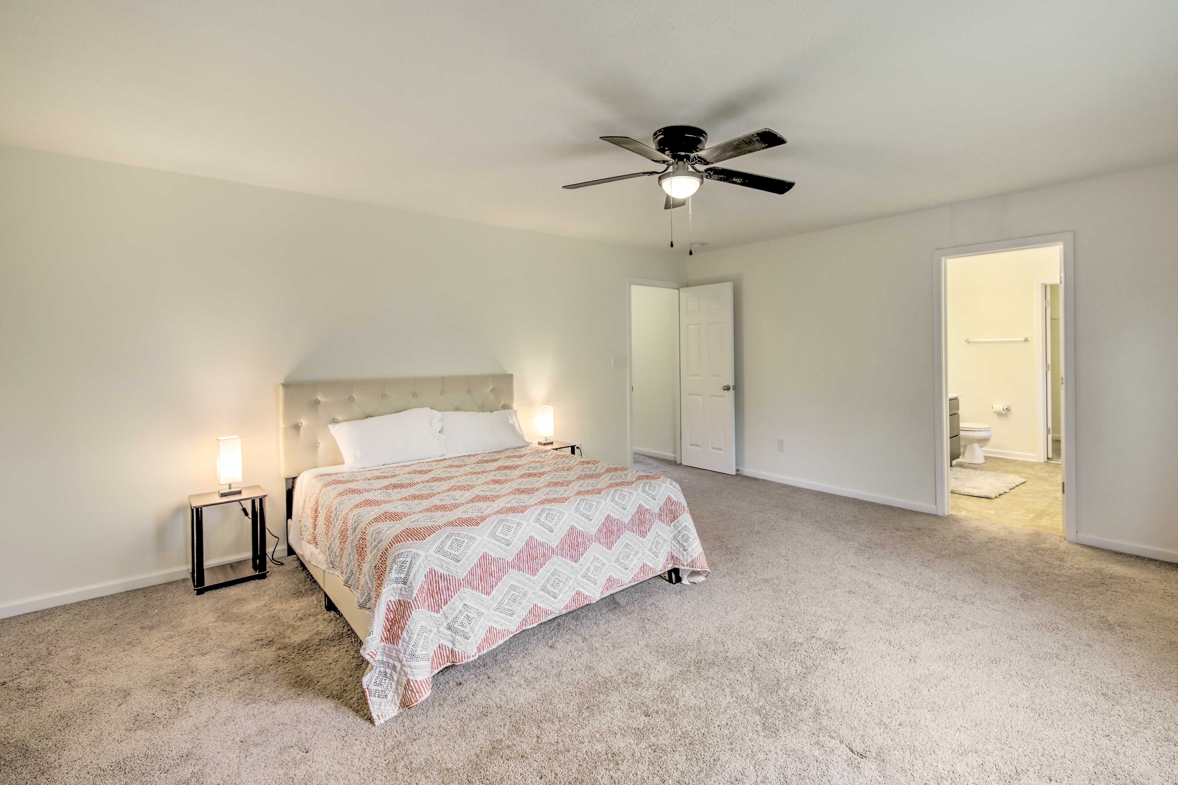 Bedroom 1 | Queen Bed | En-Suite Bathroom