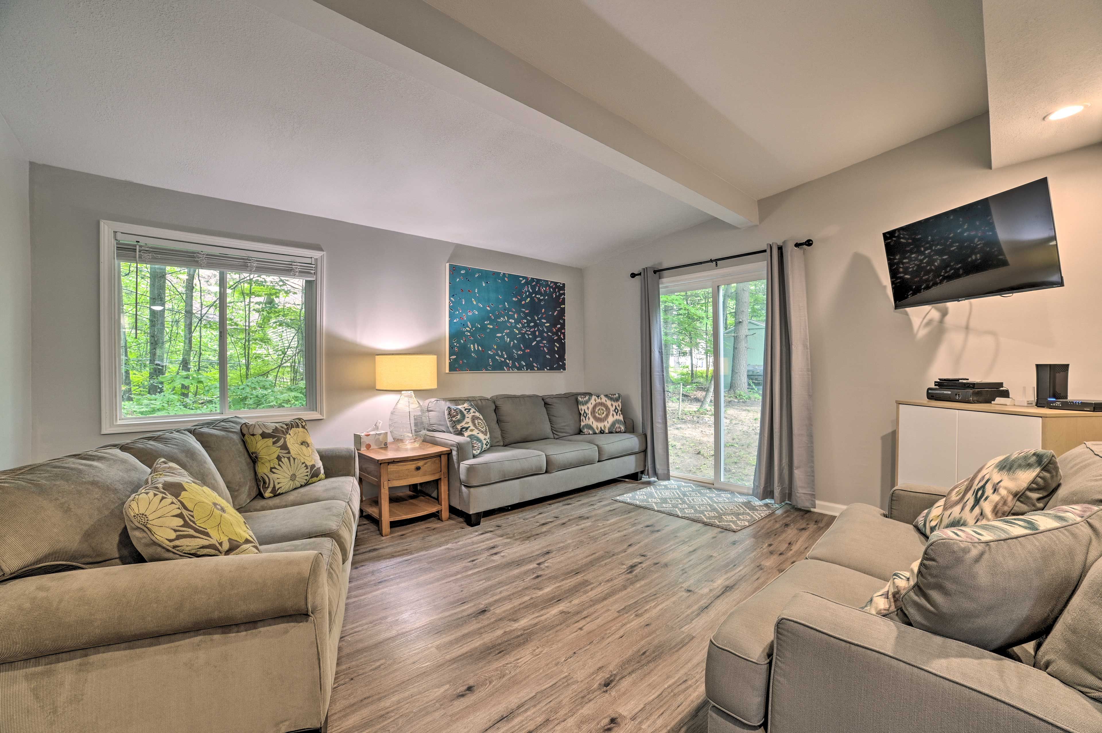 Living Room | Smart TV w/ Netflix | Free WiFi