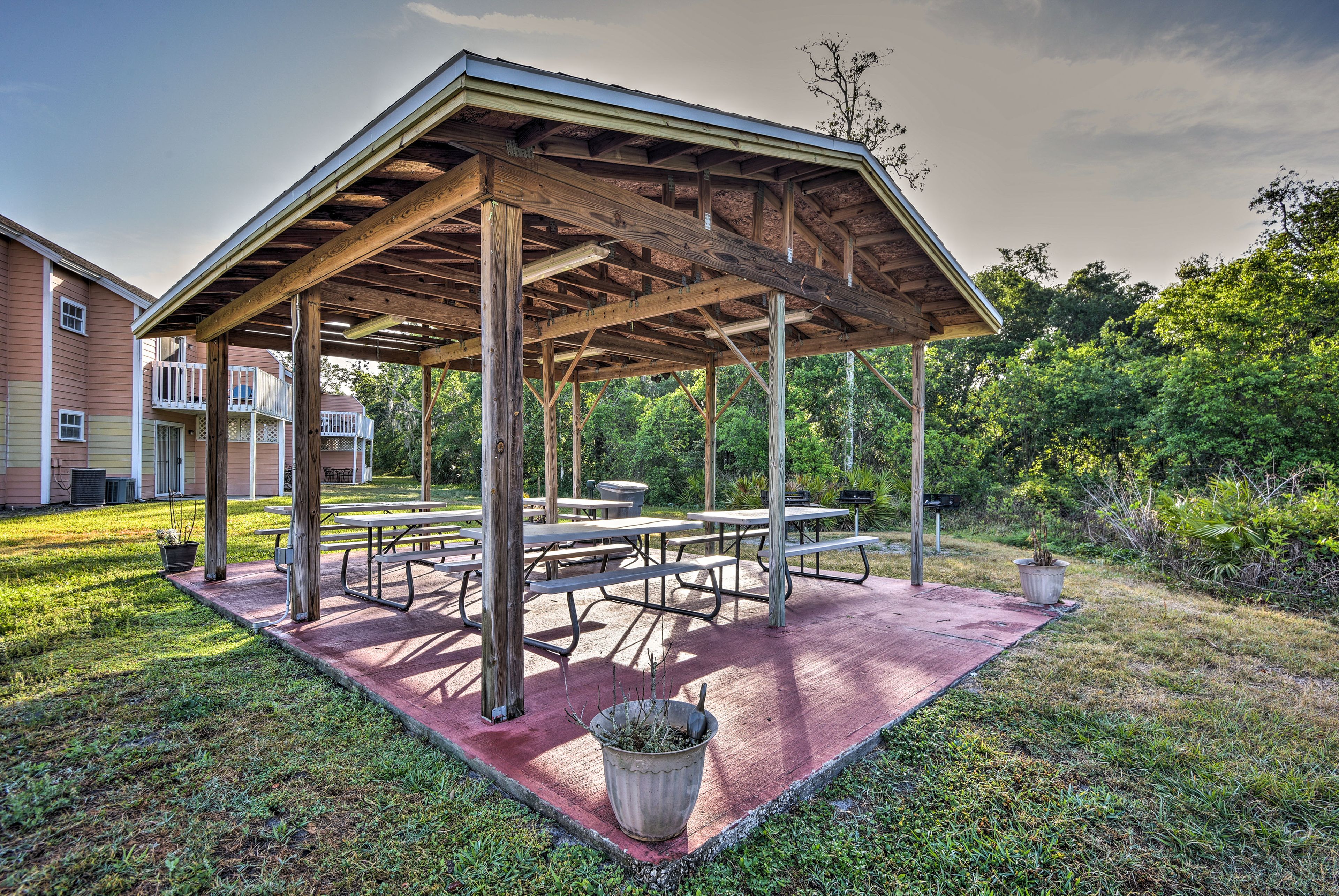 Community Amenities | Grilling & Picnic Area