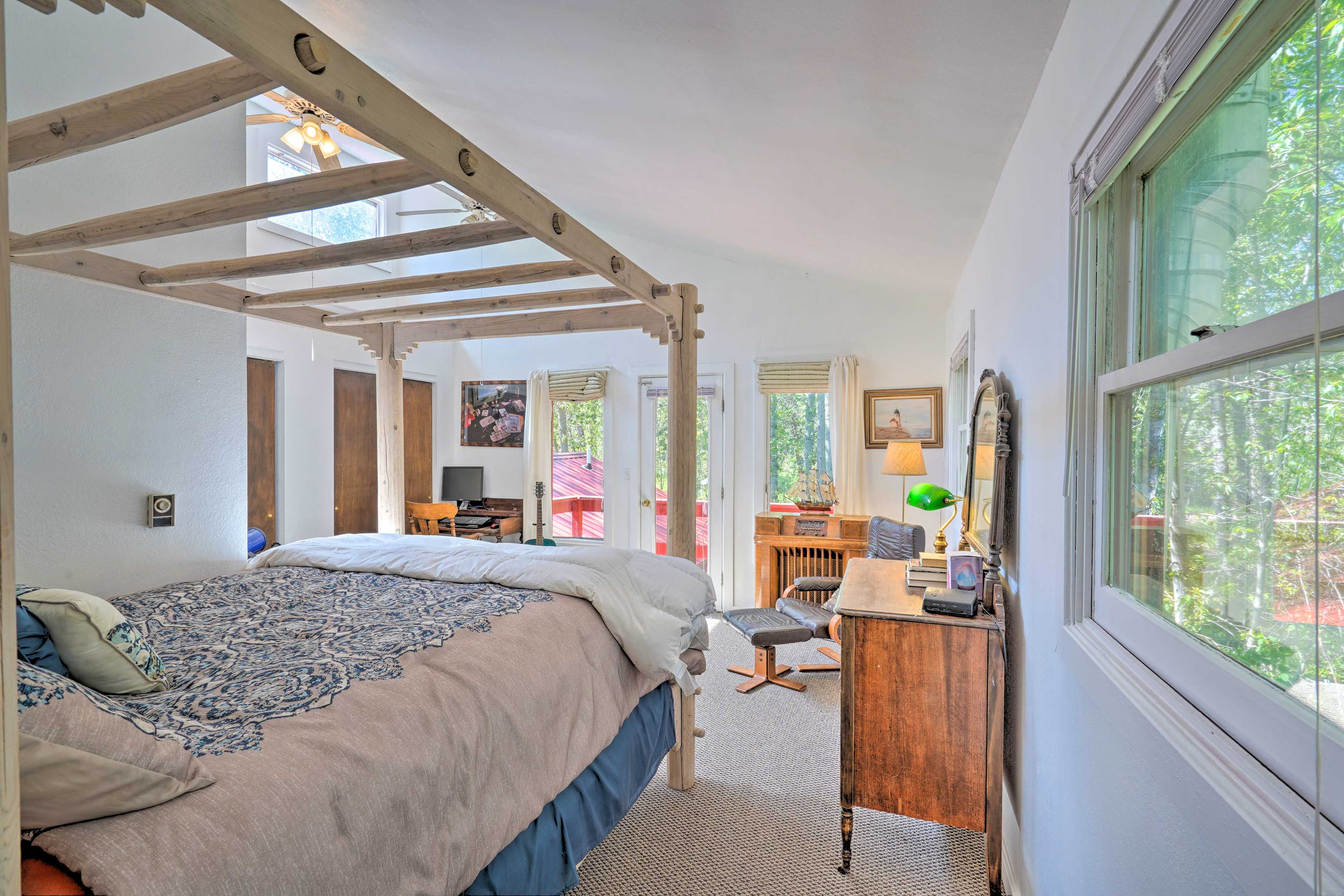 Bedroom 1 | Queen Bed | 2nd Level | Linens Provided | En-Suite Bathroom