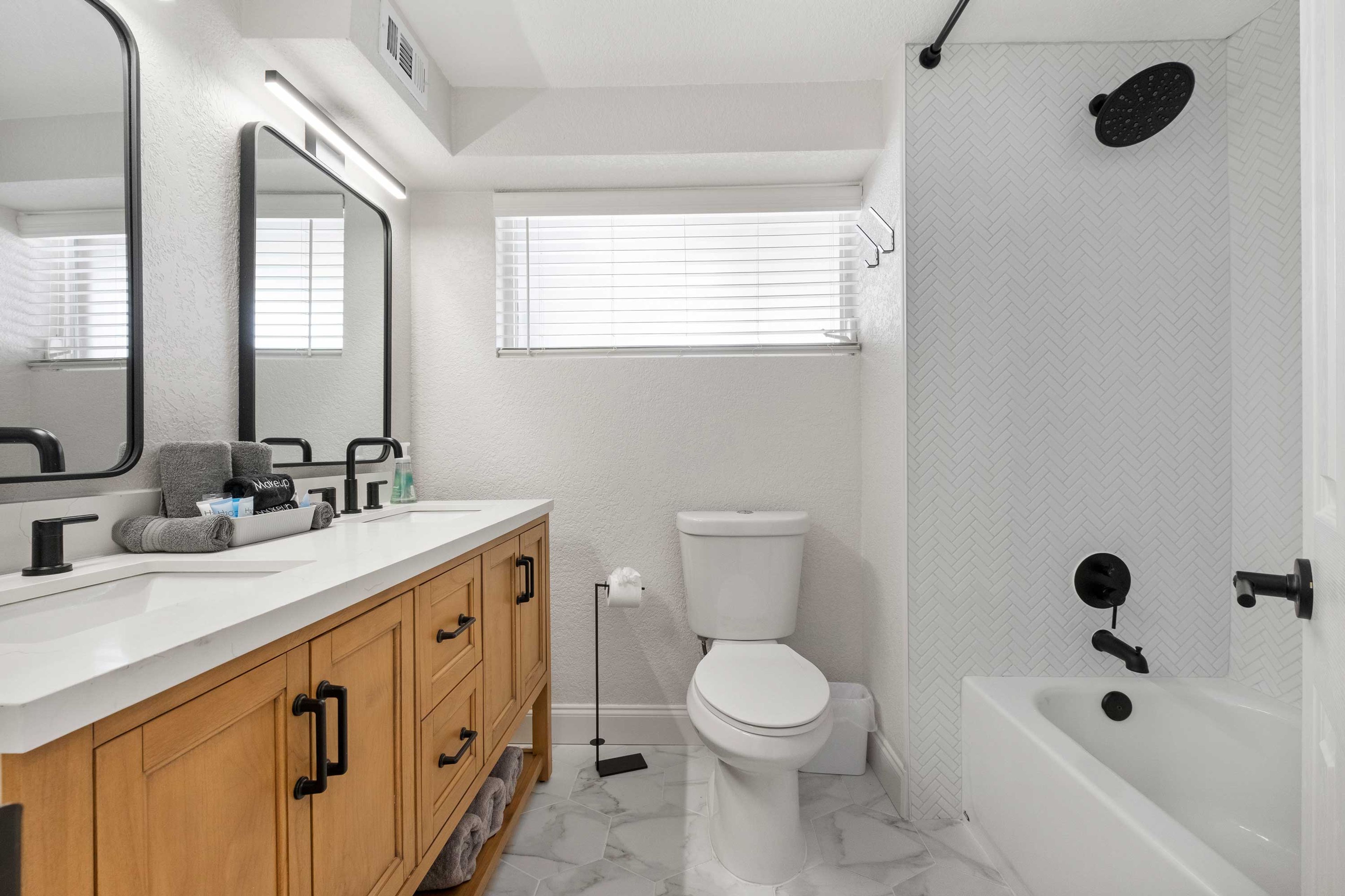 Full Bathroom | Shower/Tub Combo