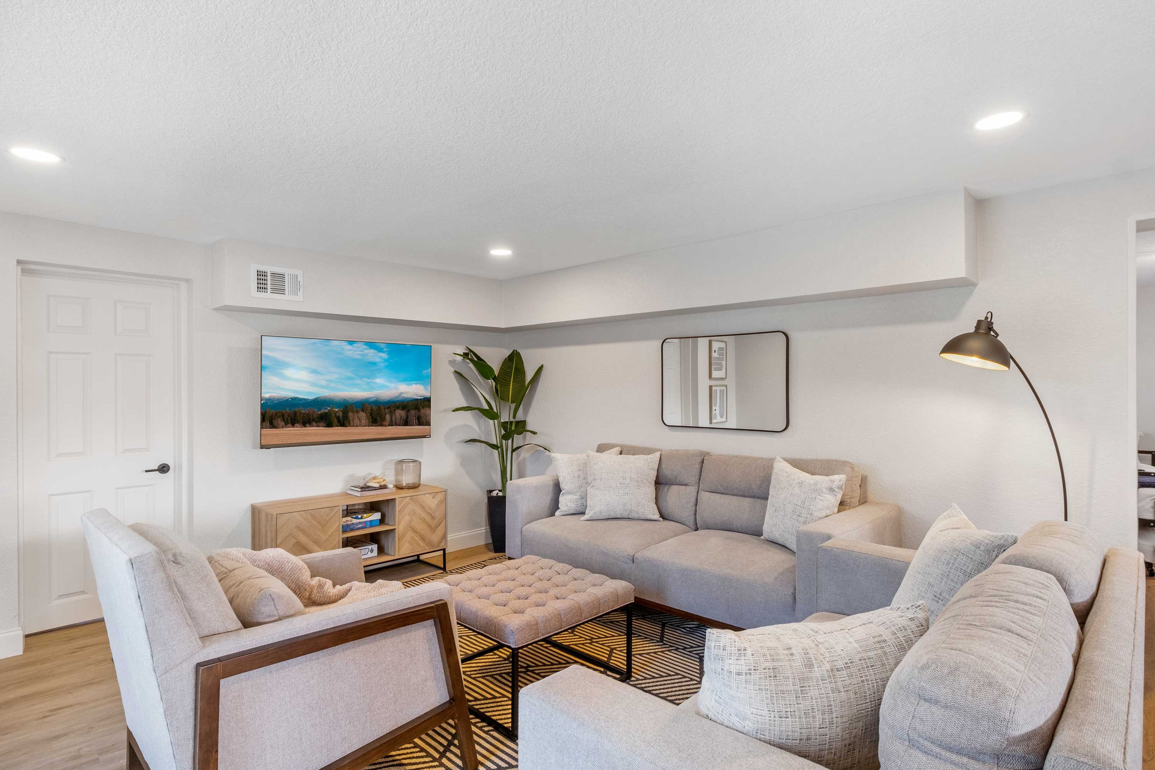 Living Room | Smart TV w/ Netflix, Hulu & Disney+
