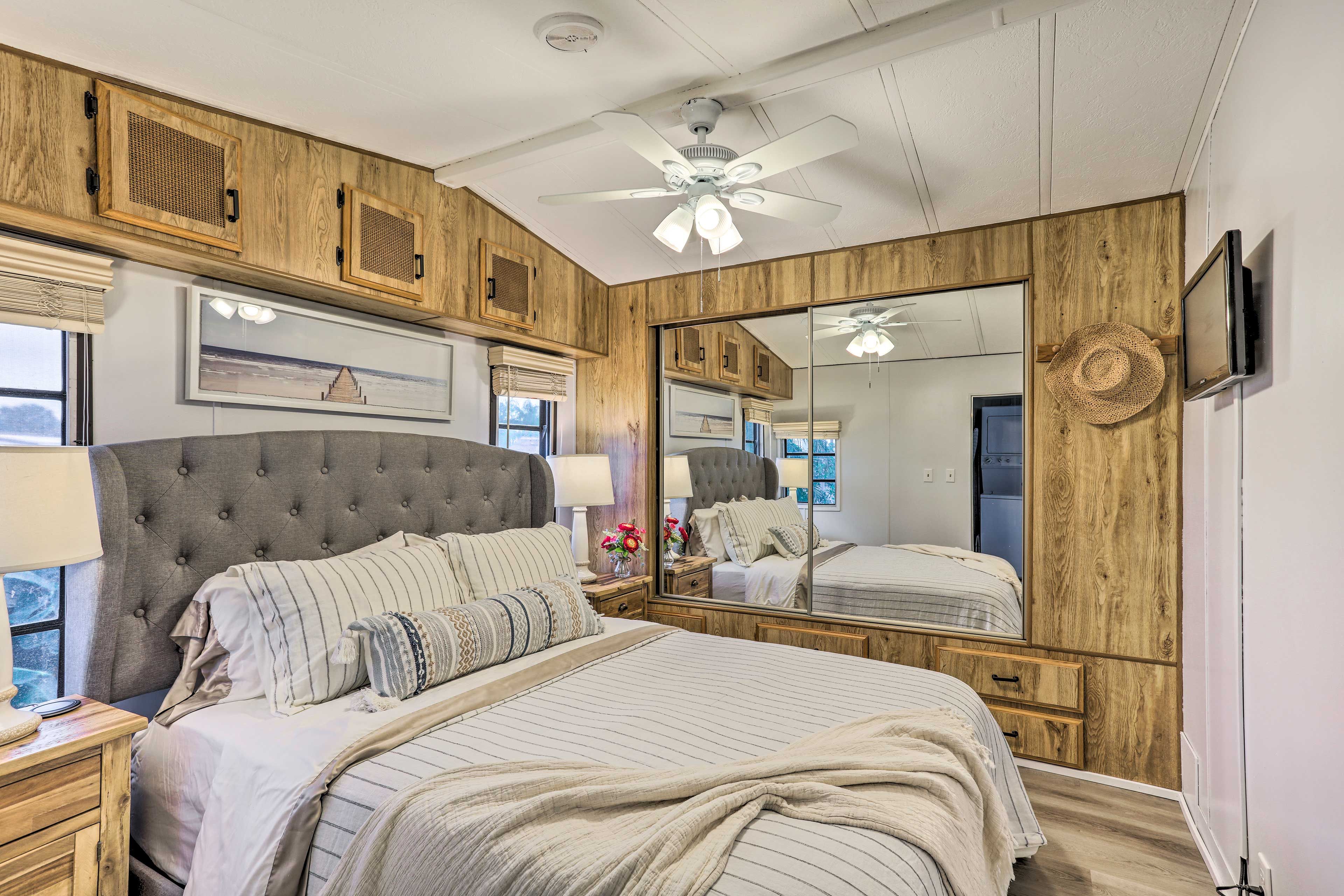 Bedroom 1 | Queen Bed