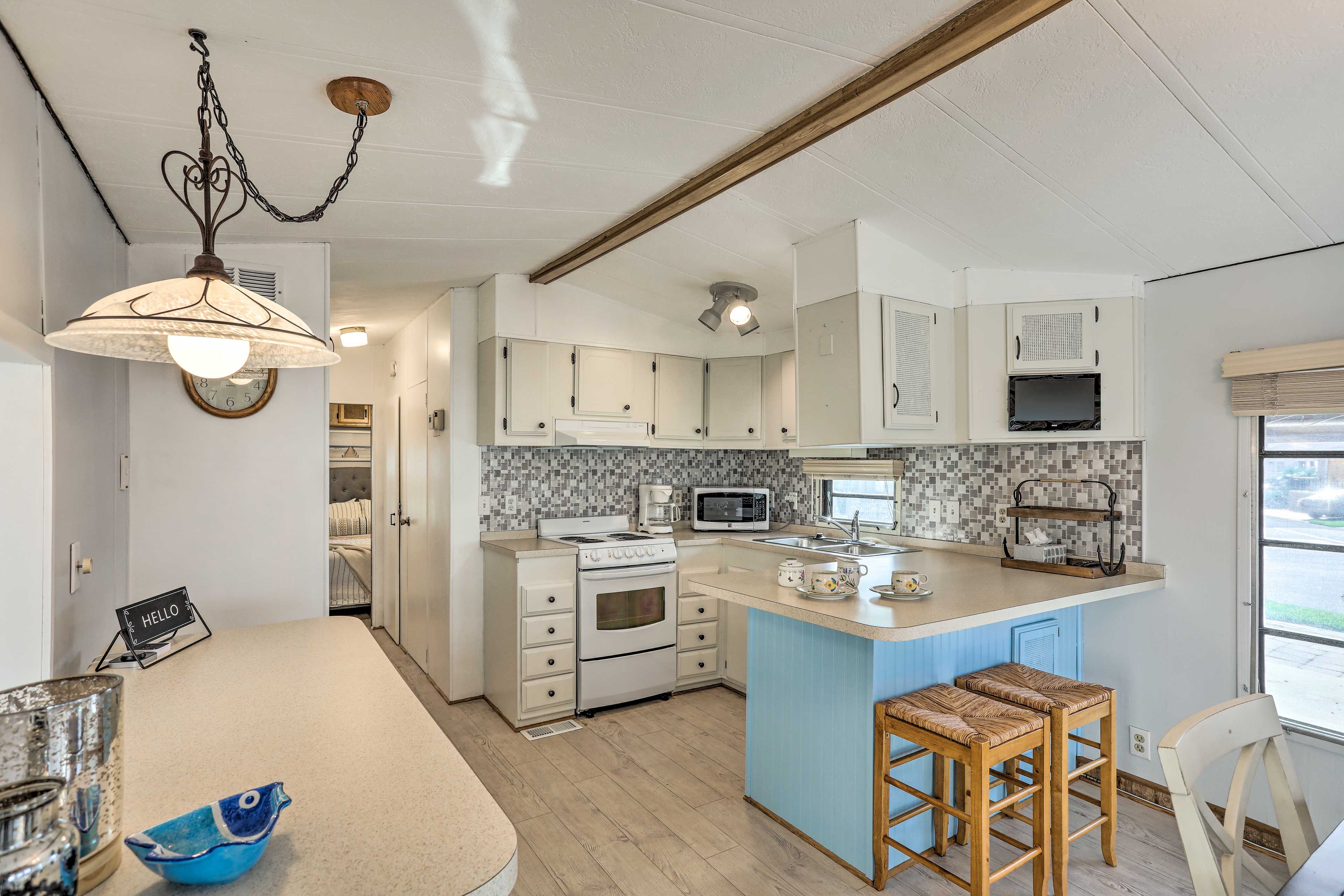 Full Kitchen | Dishwasher | Electric Range | Microwave | Fridge