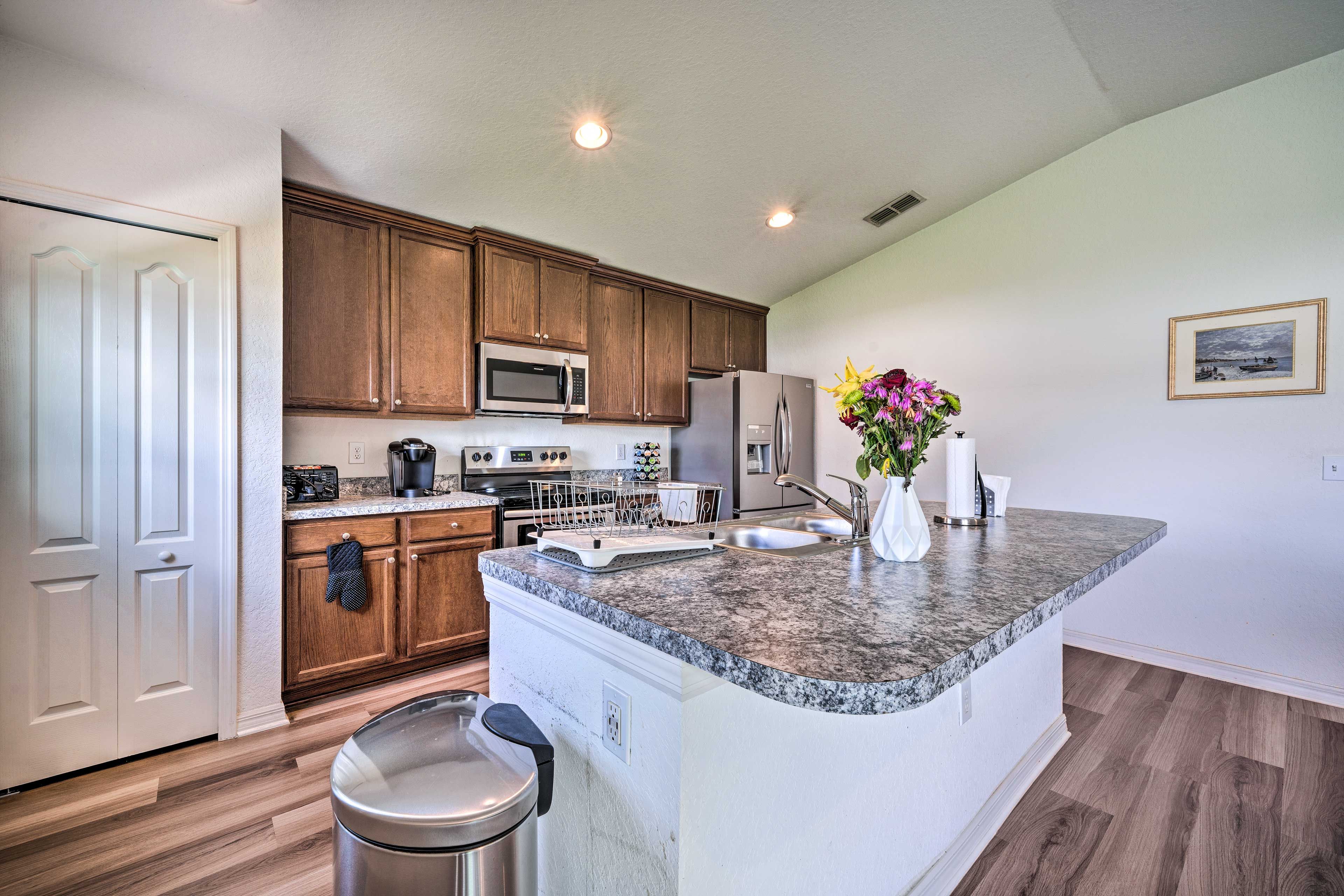 Kitchen | Keurig Coffee Maker (10 Pods Provided)