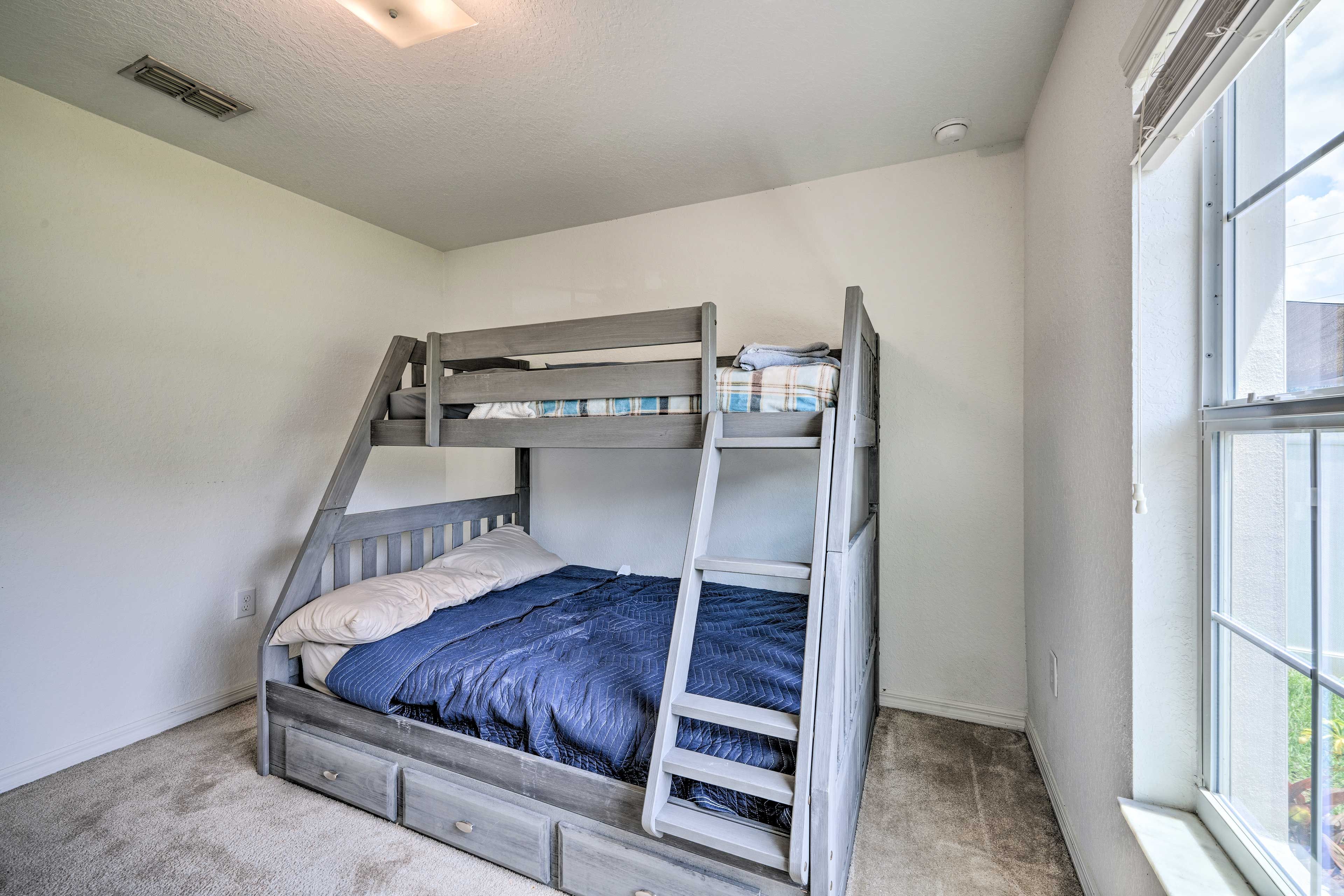 Bedroom 3 | Twin/Full Bunk Bed