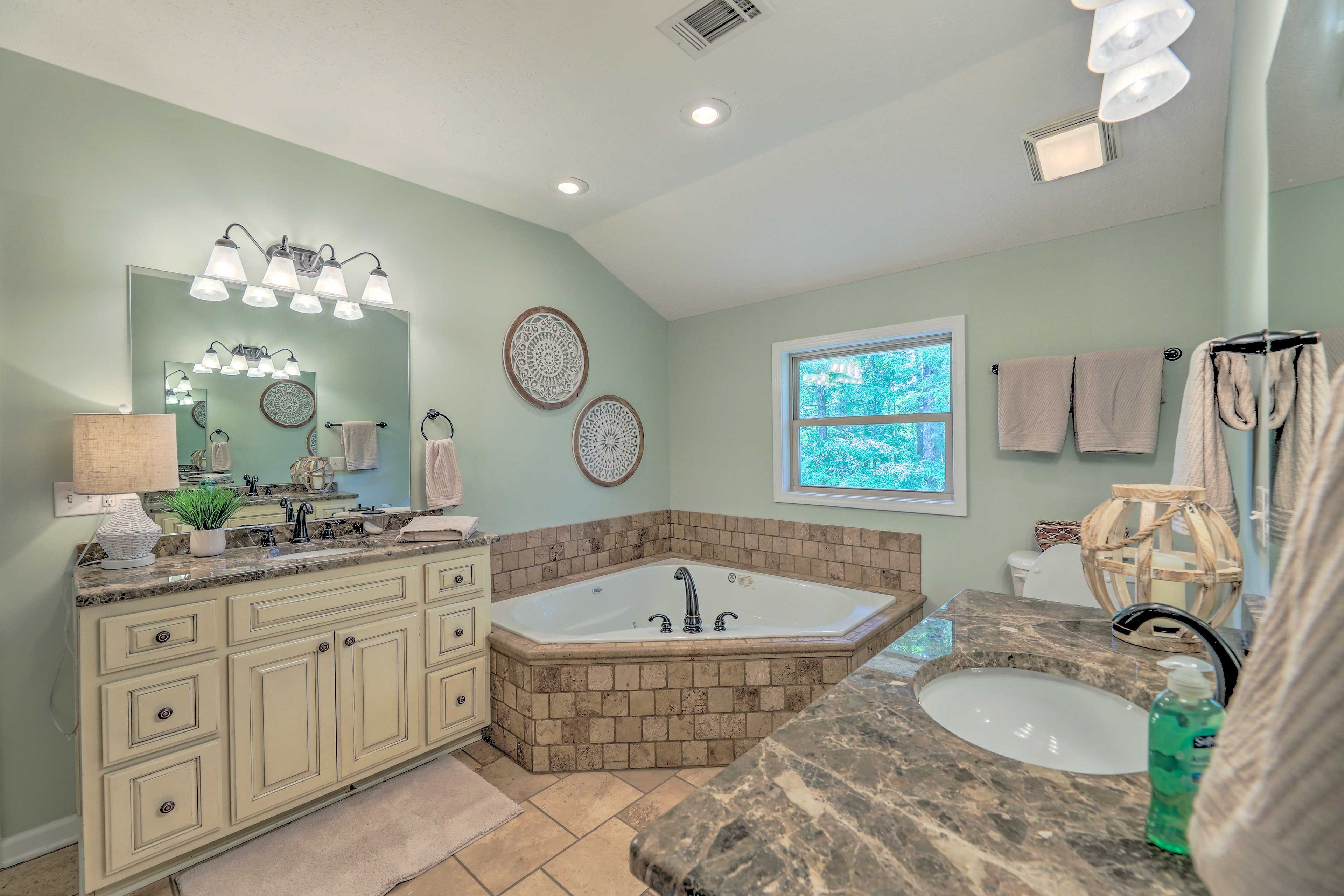En-Suite Bathroom | 2nd Floor | Jetted Bathtub | Complementary Toiletries