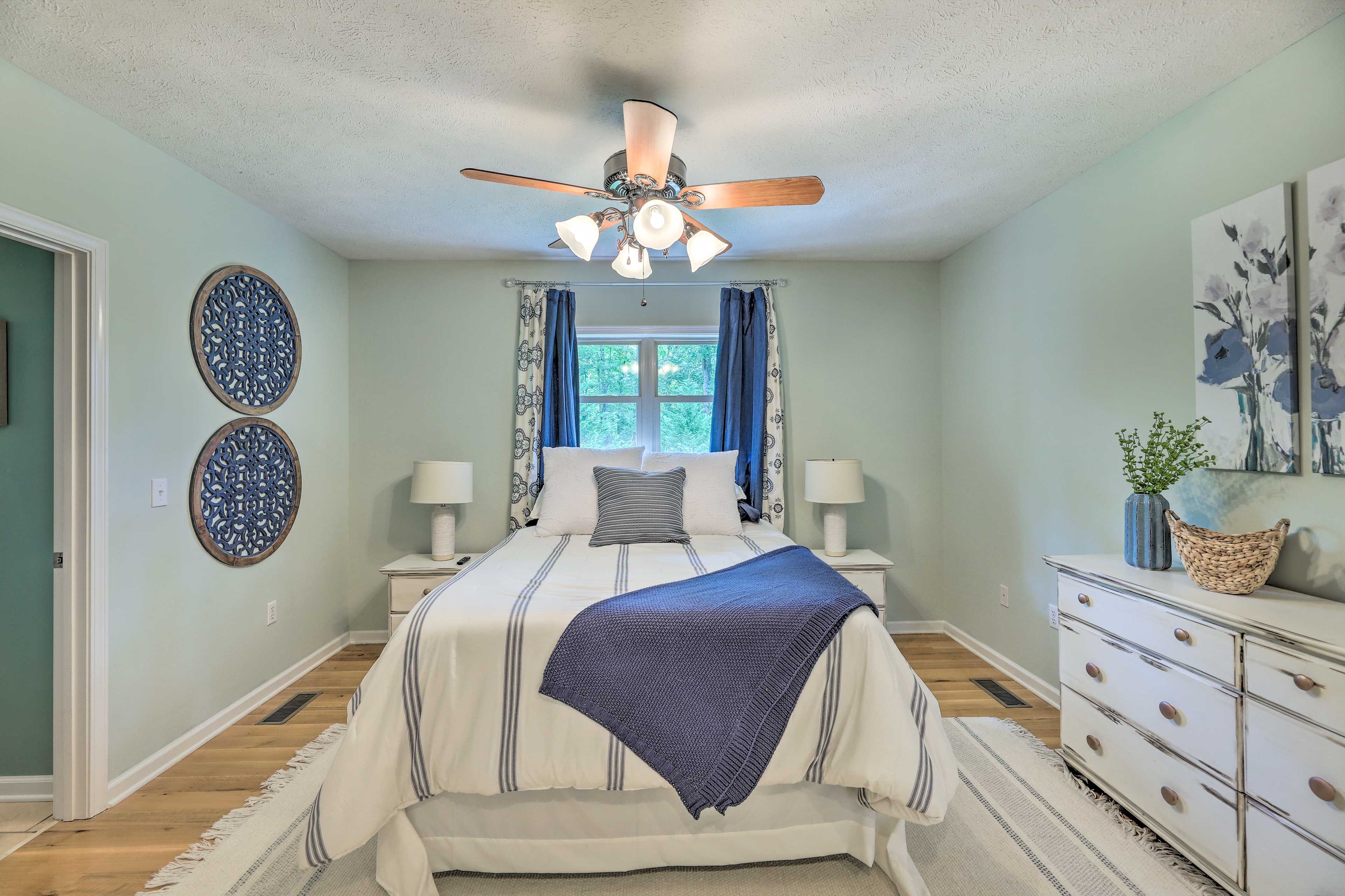 Bedroom 3 | Full Bed | 1st Floor | Hangers