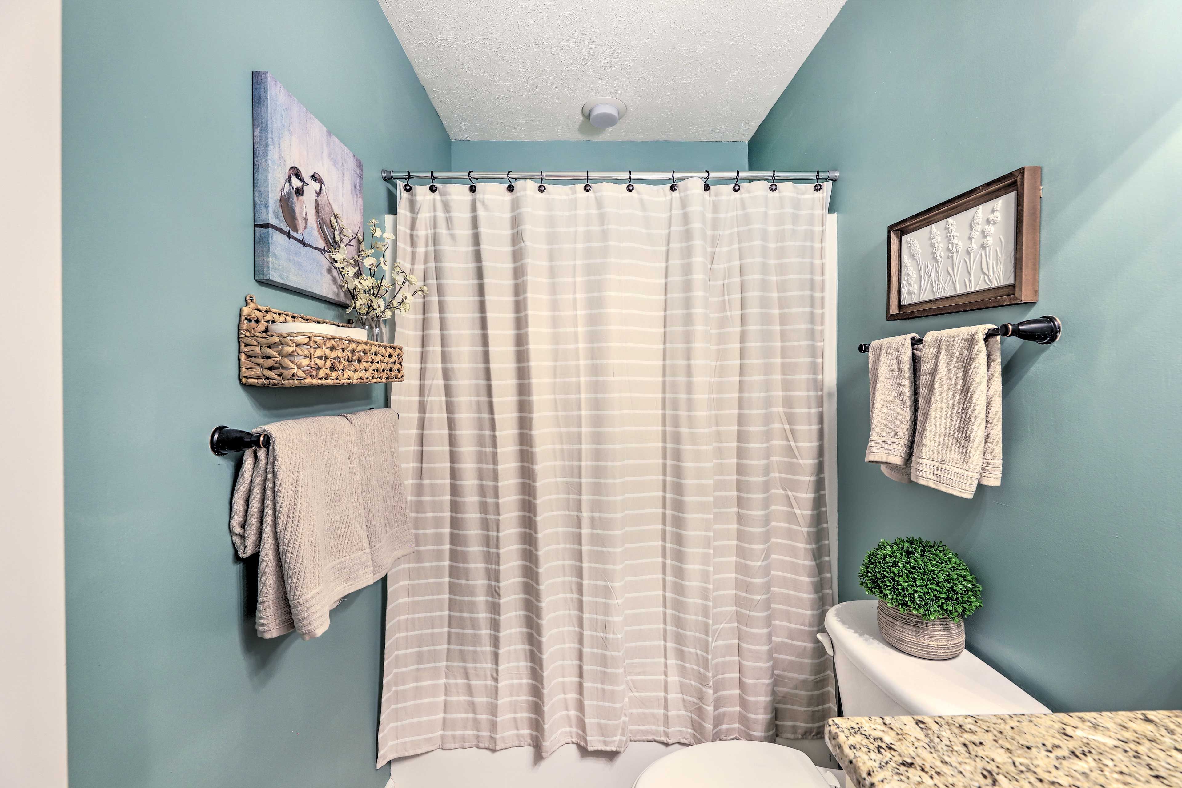 Full Bathroom | 1st Floor | Towels Provided
