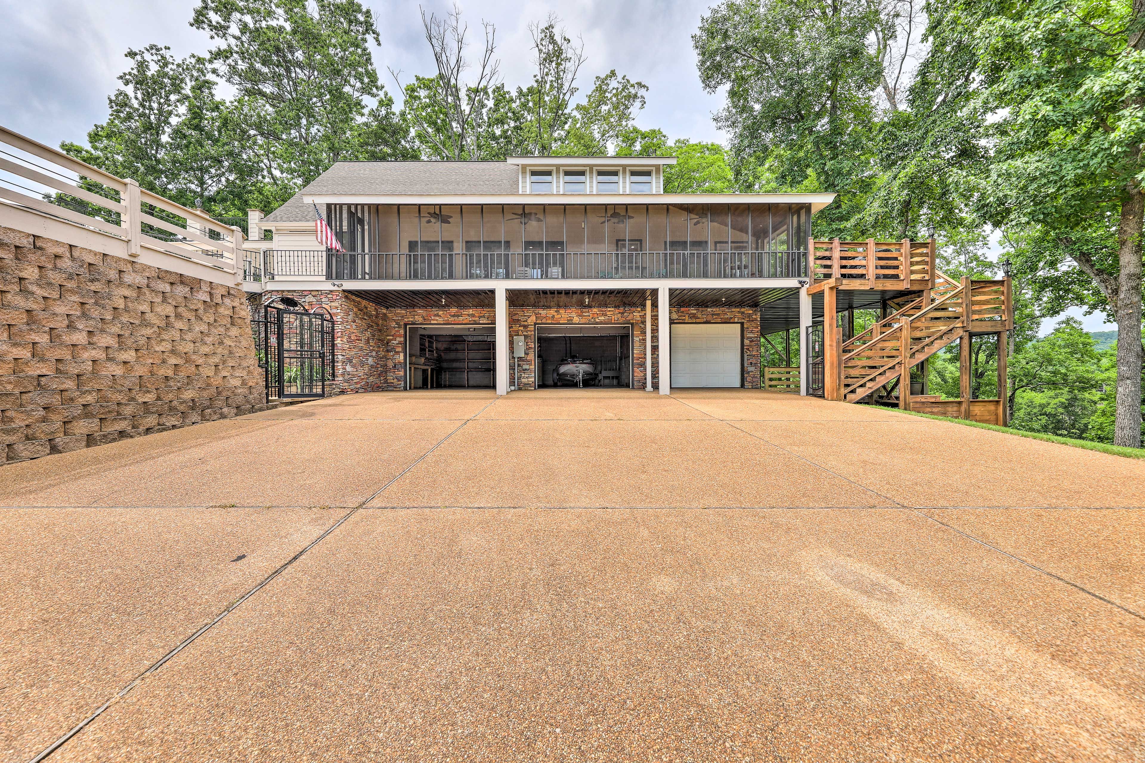 Parking | Garage (2 Vehicles or Boat) | Driveway (3 Vehicles) | RV/Trailer