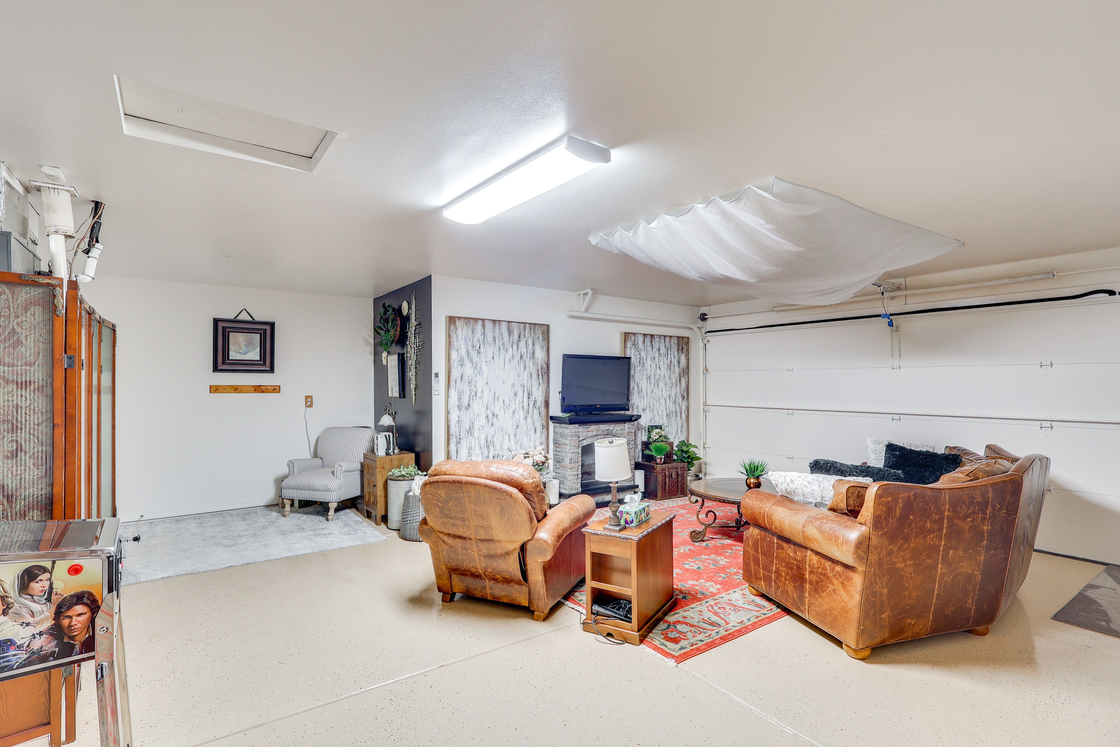 Living Area (Garage) | Pinball Machine | Smart TV