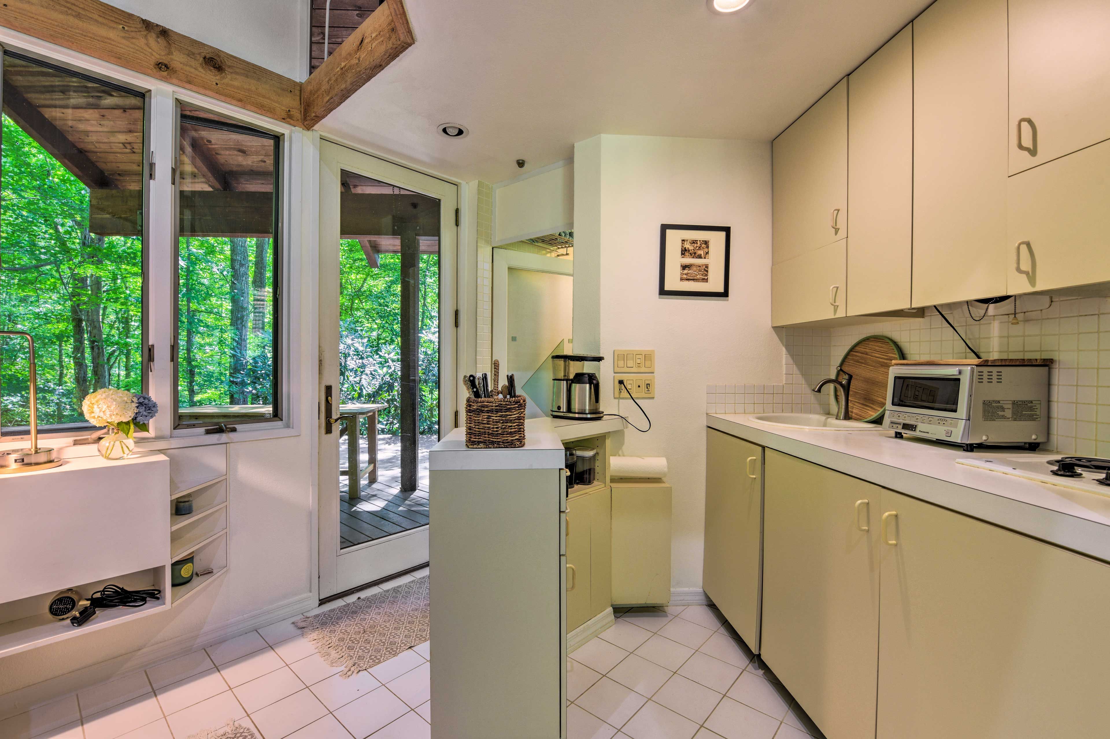 Kitchenette | Drip Coffee Maker | Trash Bags & Paper Towels Provided