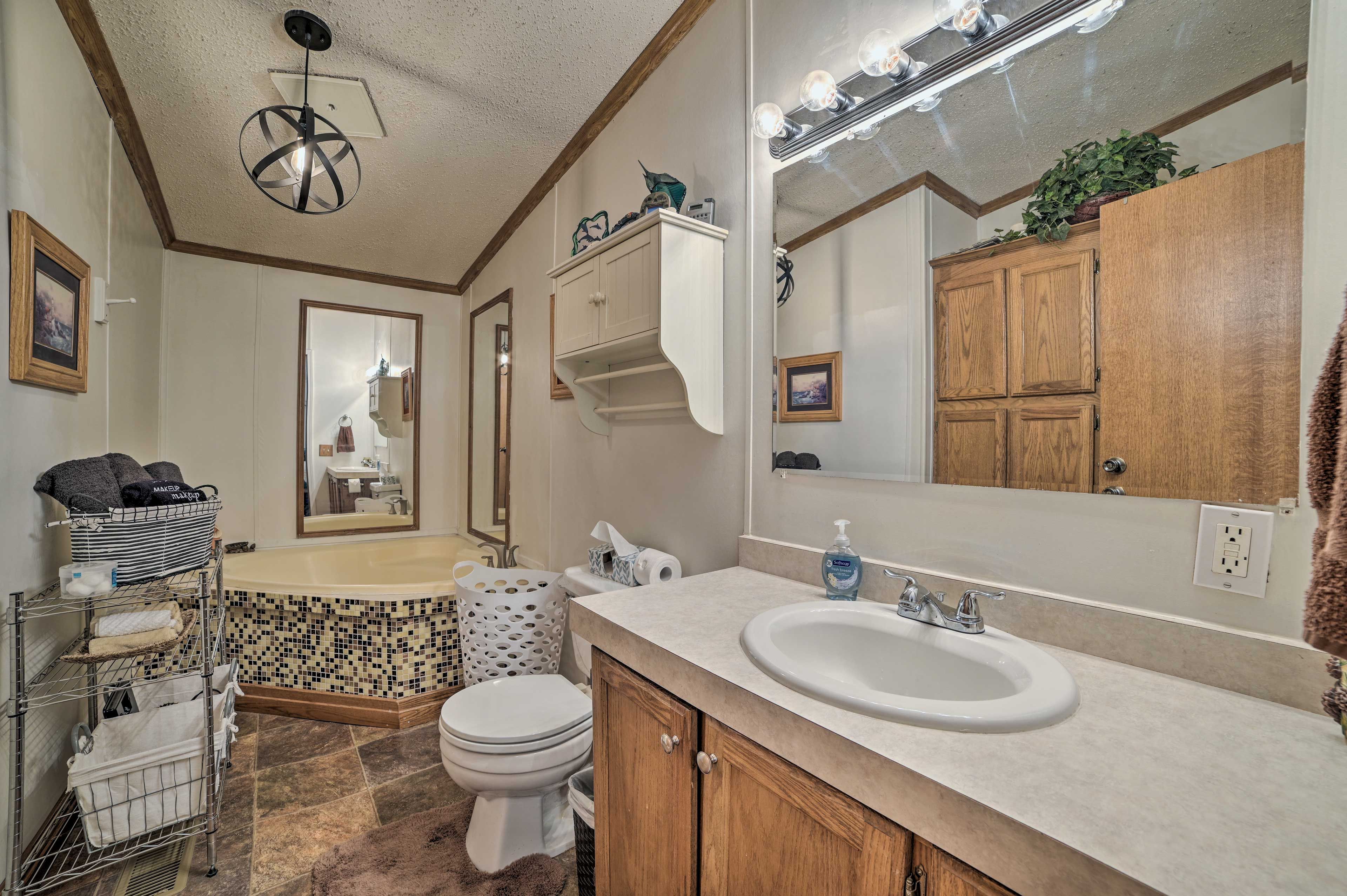 Full Bathroom | Towels Provided | Complimentary Toiletries