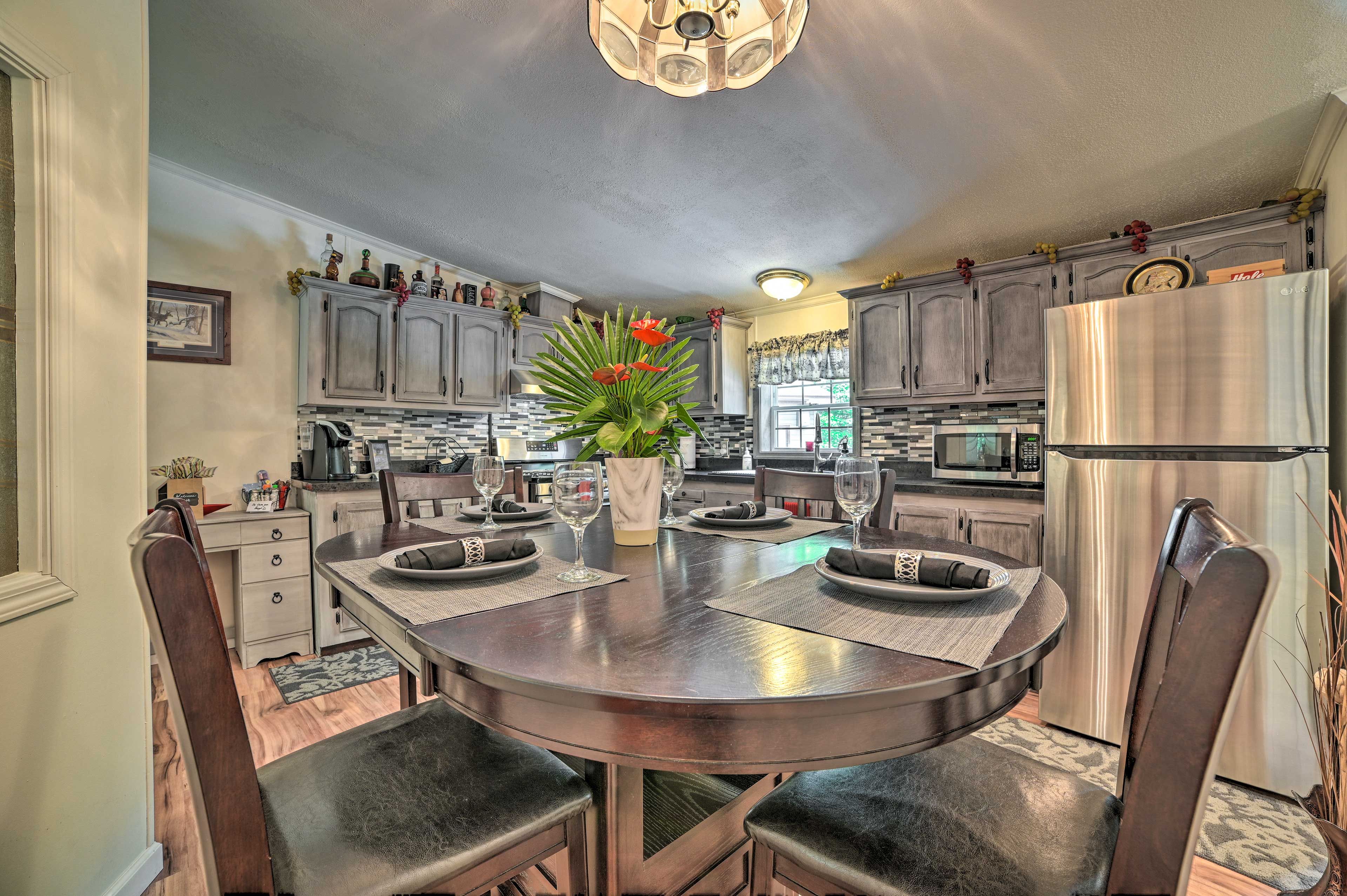 Dining Area | Dishware & Flatware Provided