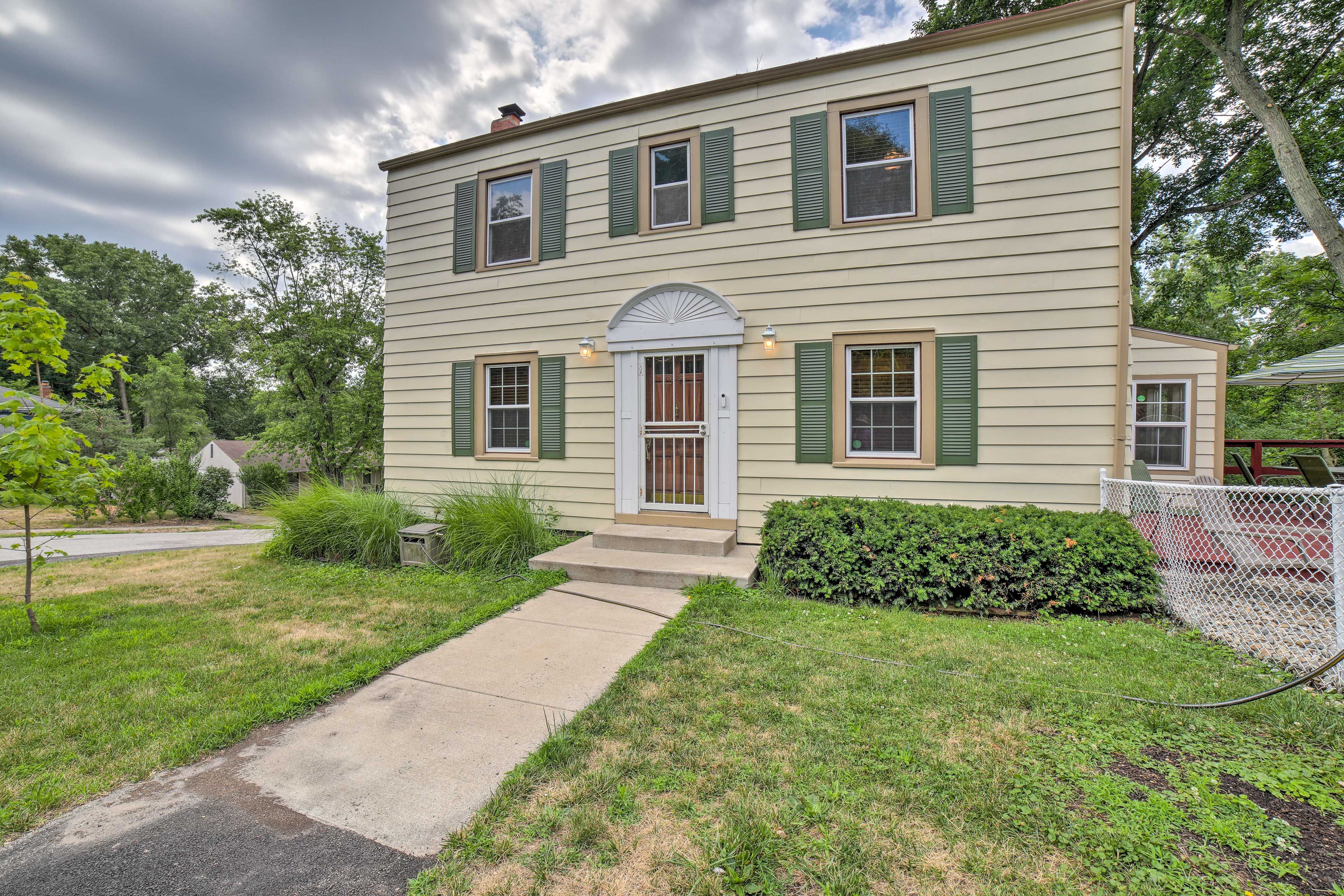 Property Exterior | Driveway (2 Vehicles)