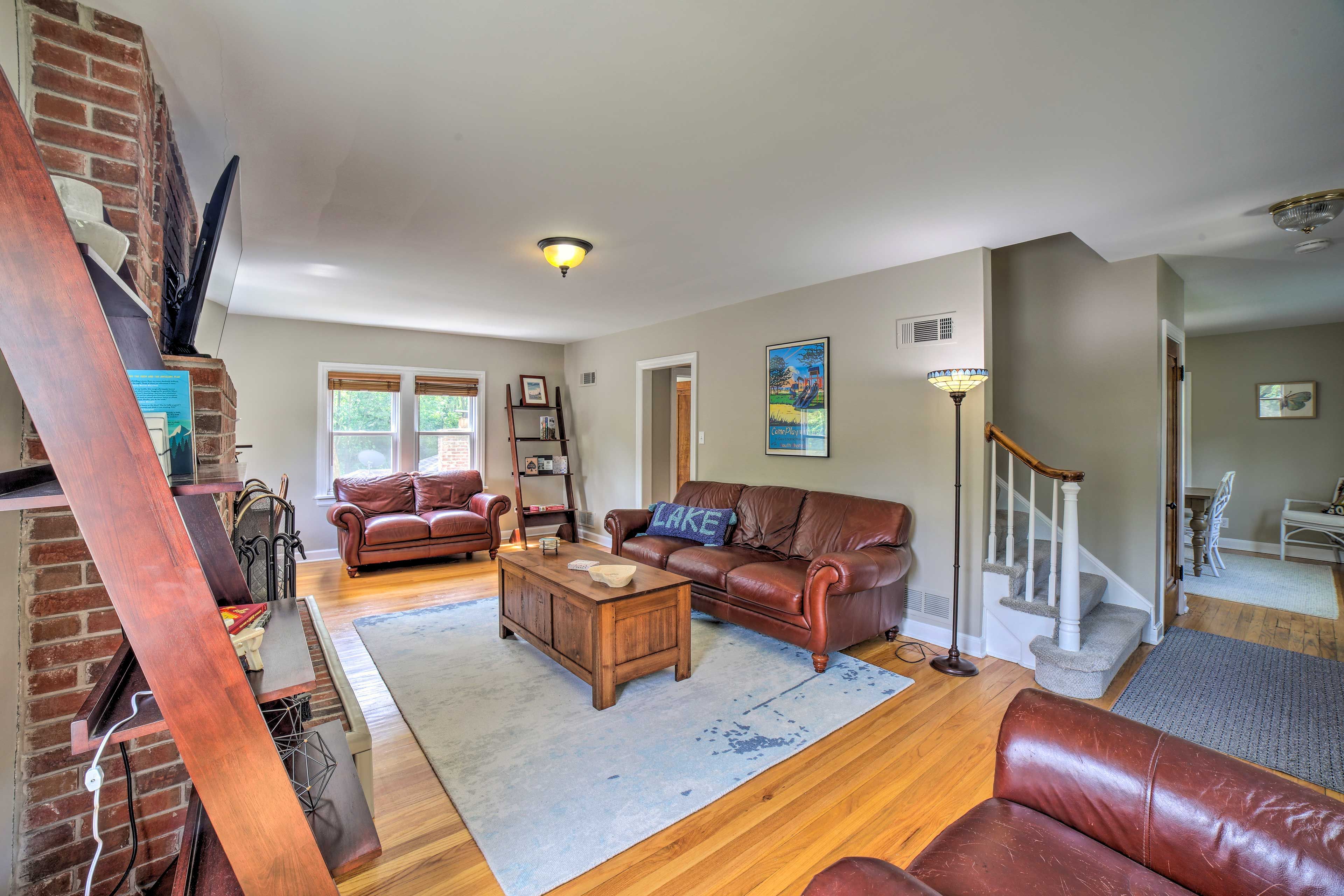 Living Room | 1st Floor | Smart TV | Free WiFi | Central A/C & Heating