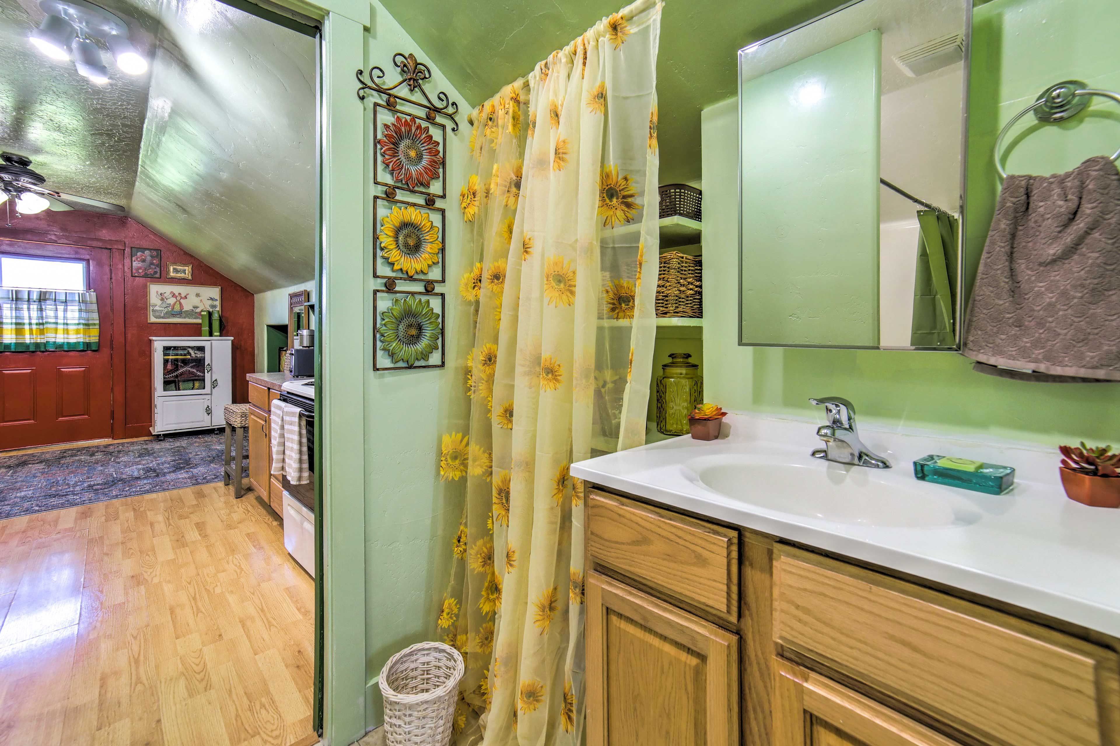 Full Bathroom | Complimentary Toiletries | Hair Dryer