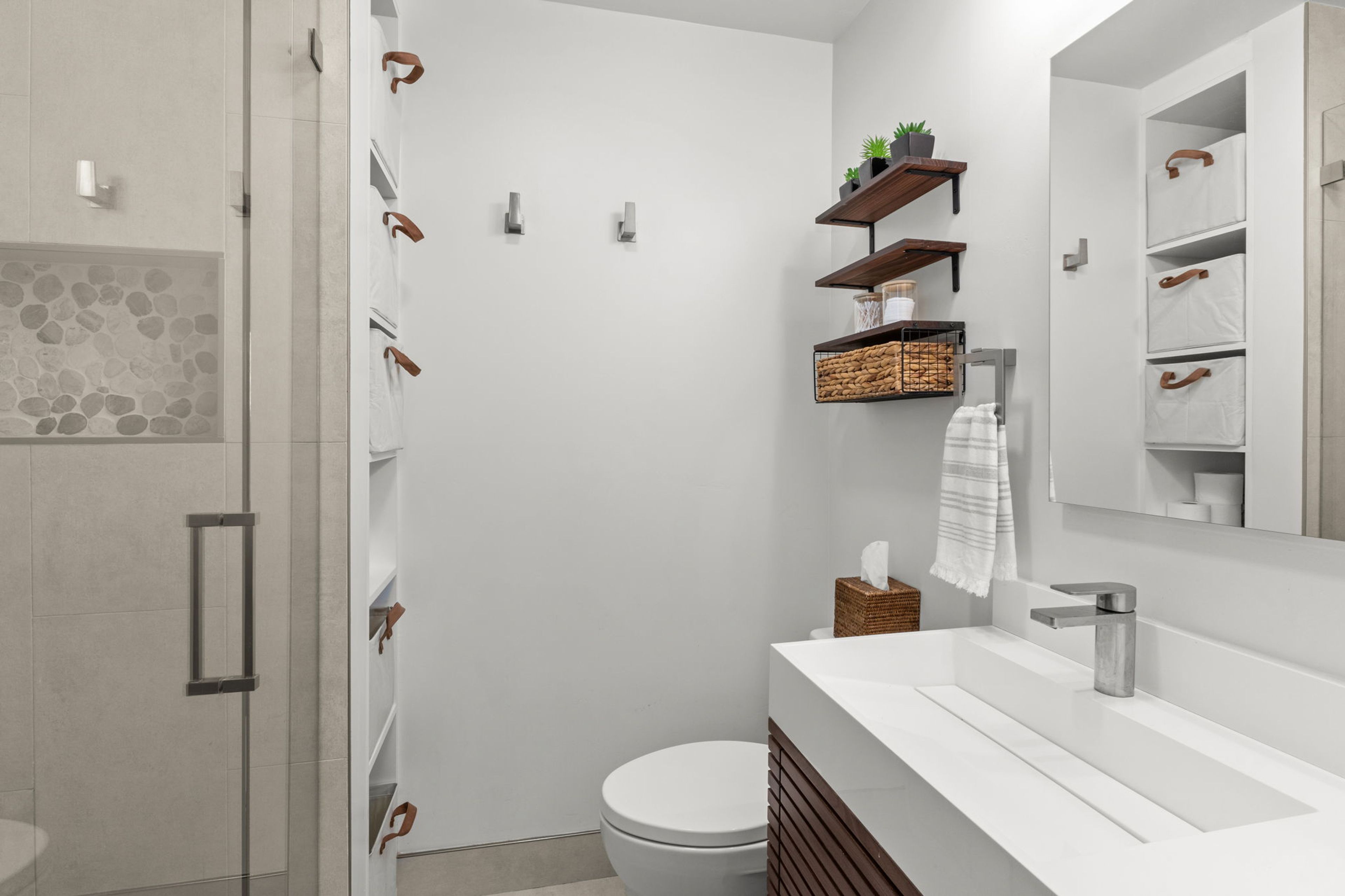 Full Bathroom | Complimentary Toiletries | Towels Provided