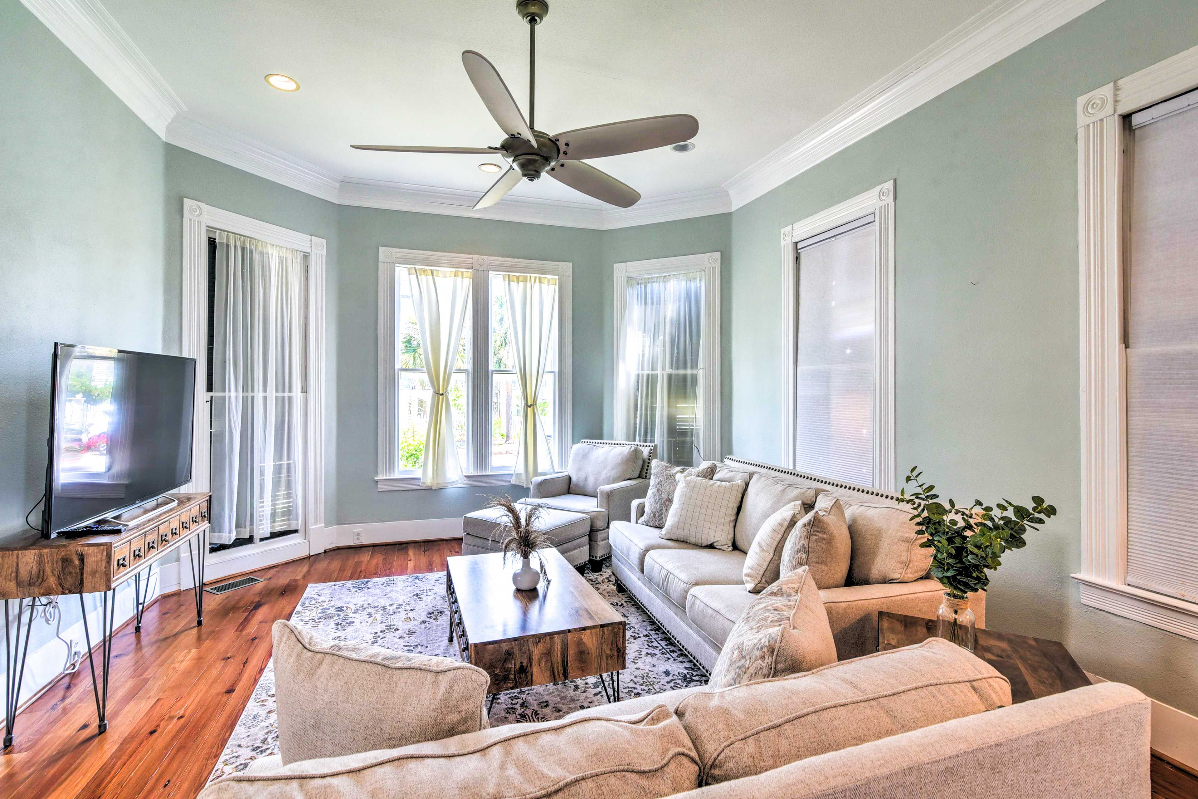 Living Room | 1st Floor | Smart TV | Central A/C & Heating | Free WiFi