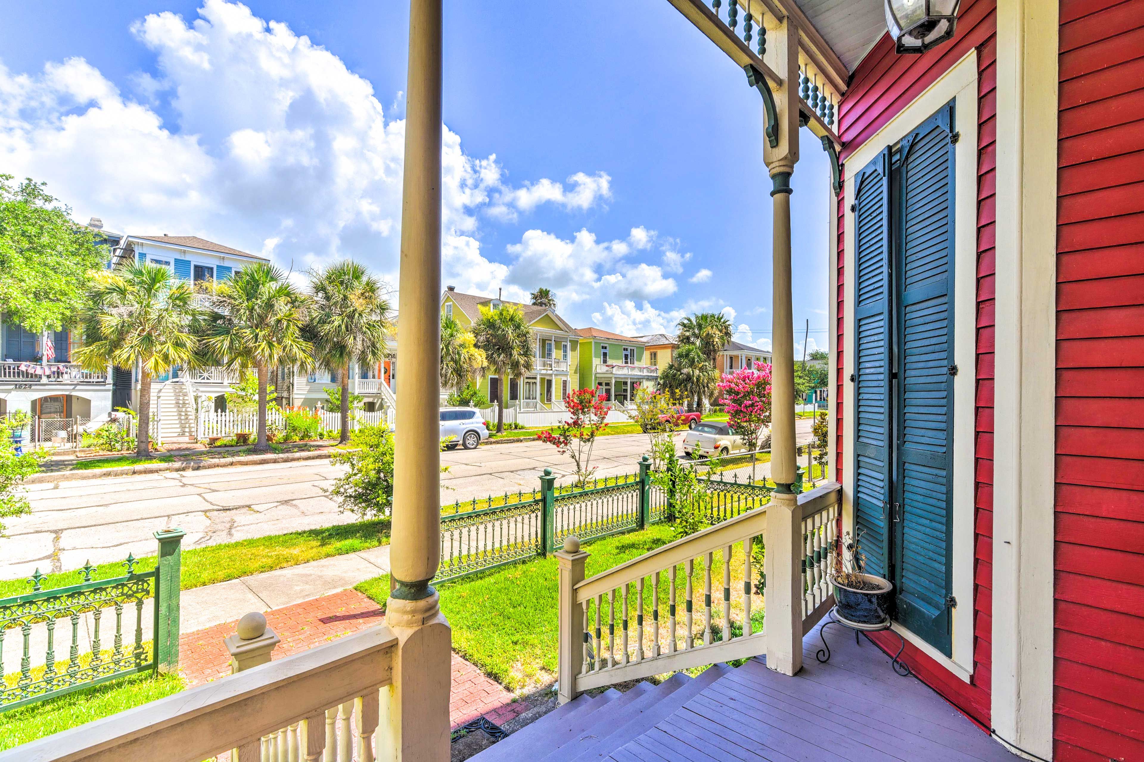 Front Porch | Outdoor Dining Area