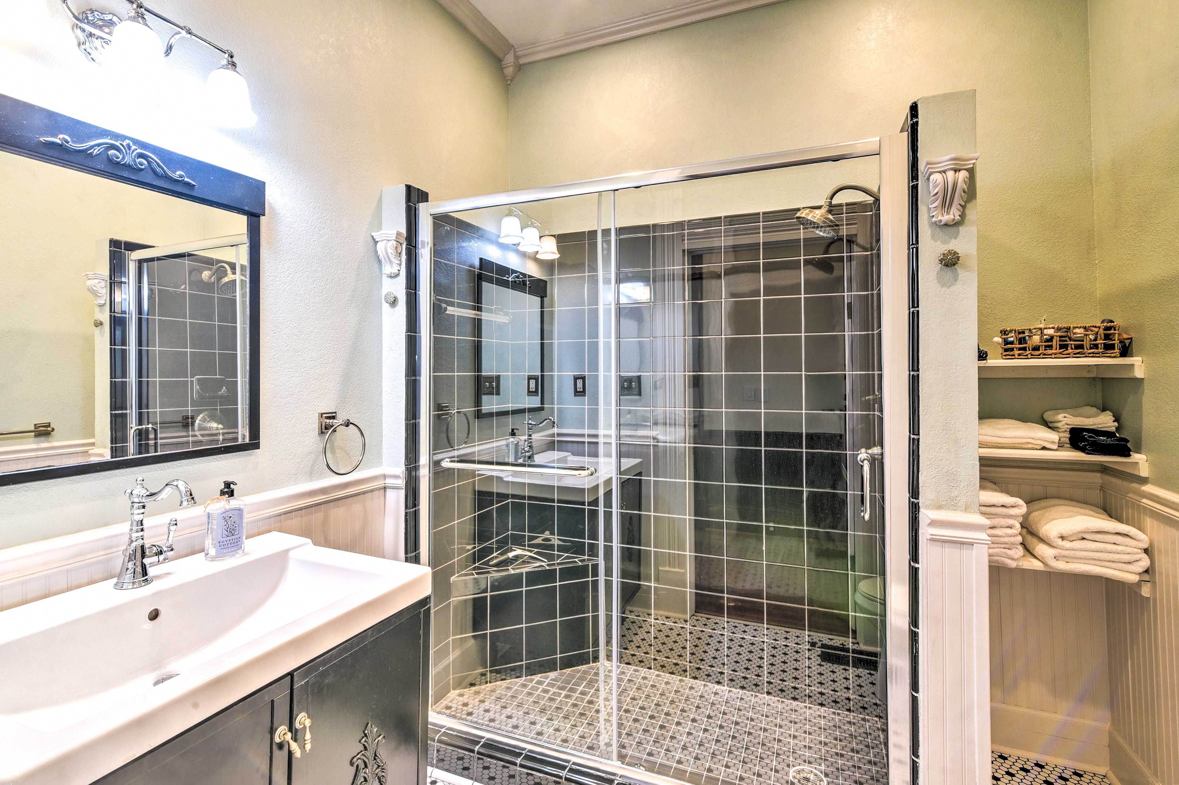 Full Bathroom | Towels Provided | Complimentary Toiletries