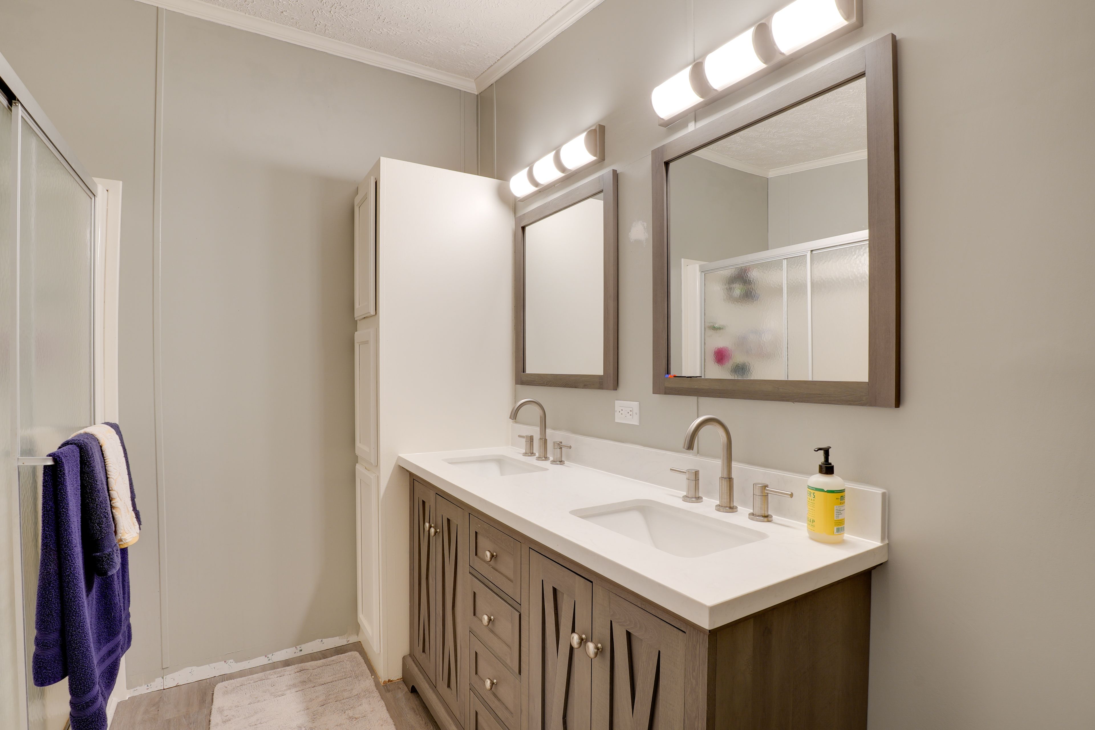 En-Suite Bathroom | Towels Provided | Grab Rail in Shower