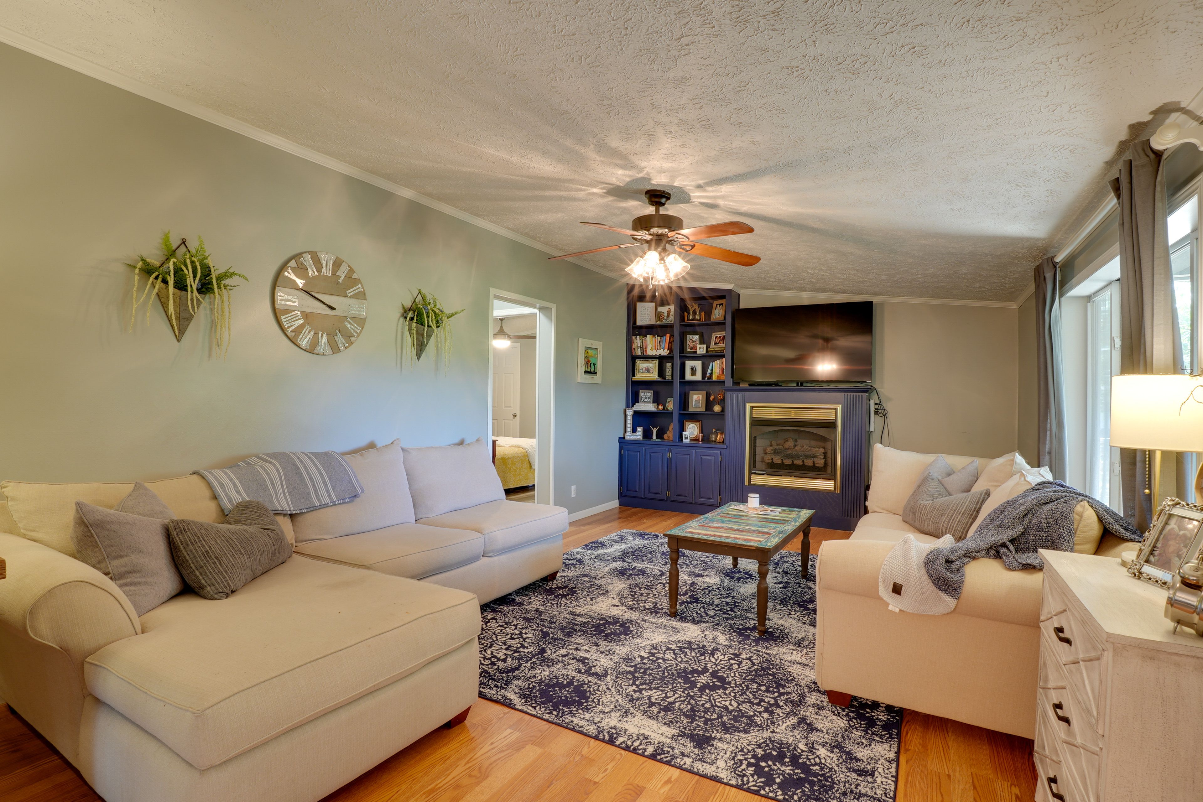 Little Flock Vacation Rental | 2BR | 2BA | 5 Stairs to Access | 1,400 Sq Ft