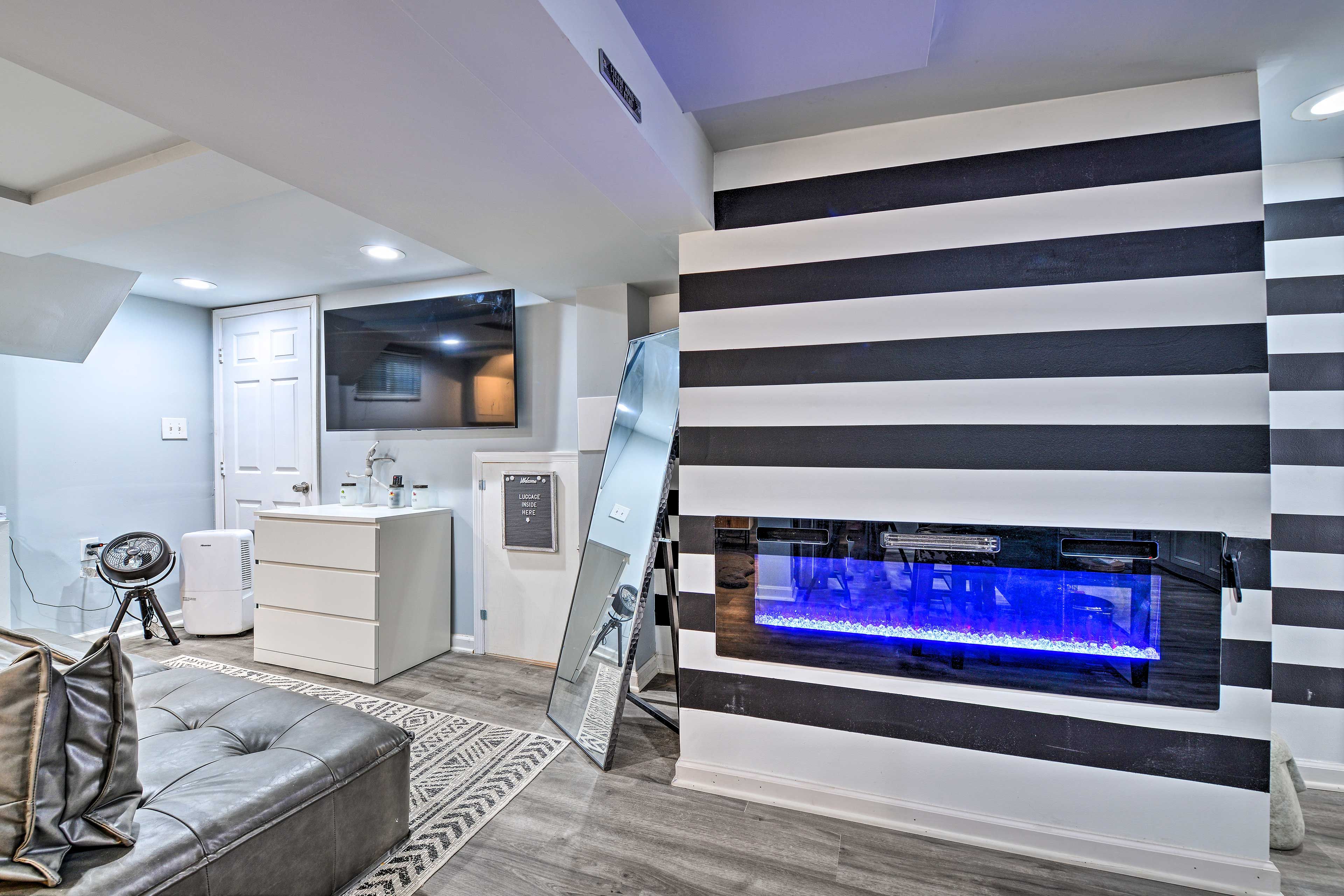Studio | Fireplace | Smart TV | Lower Level Unit