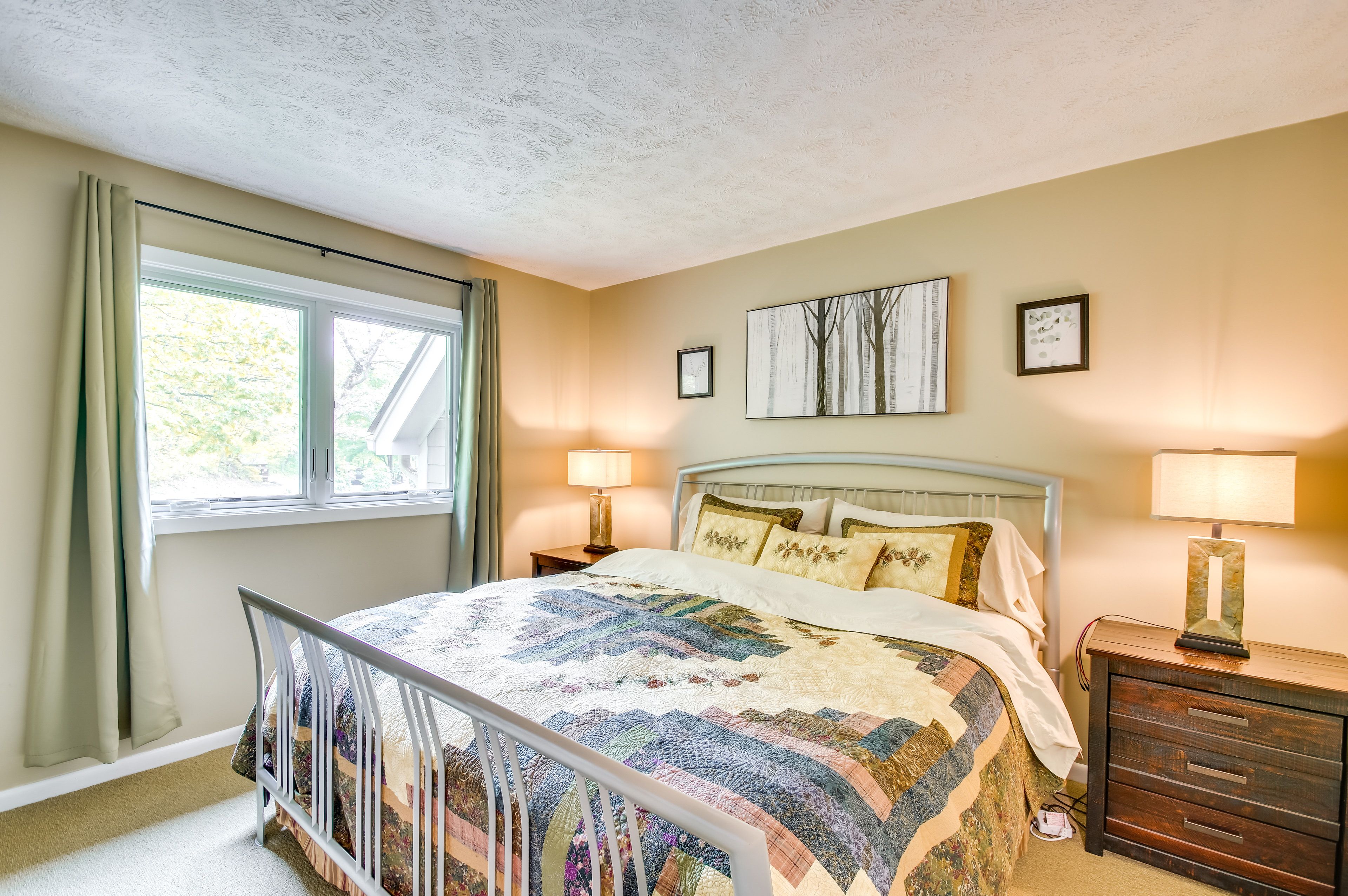 Bedroom | King Bed | Linens & Towels