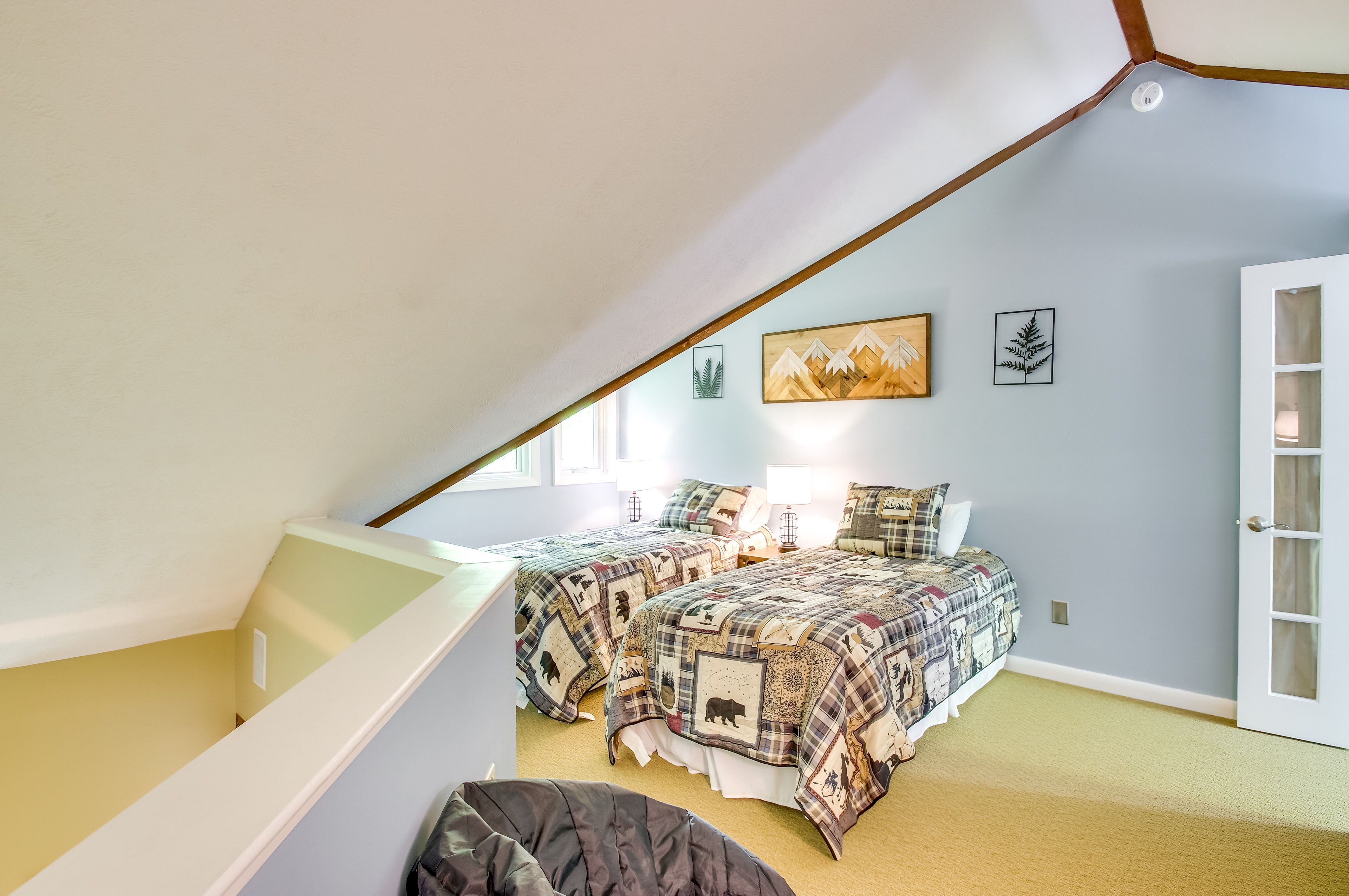 Loft | 2 Twin Beds