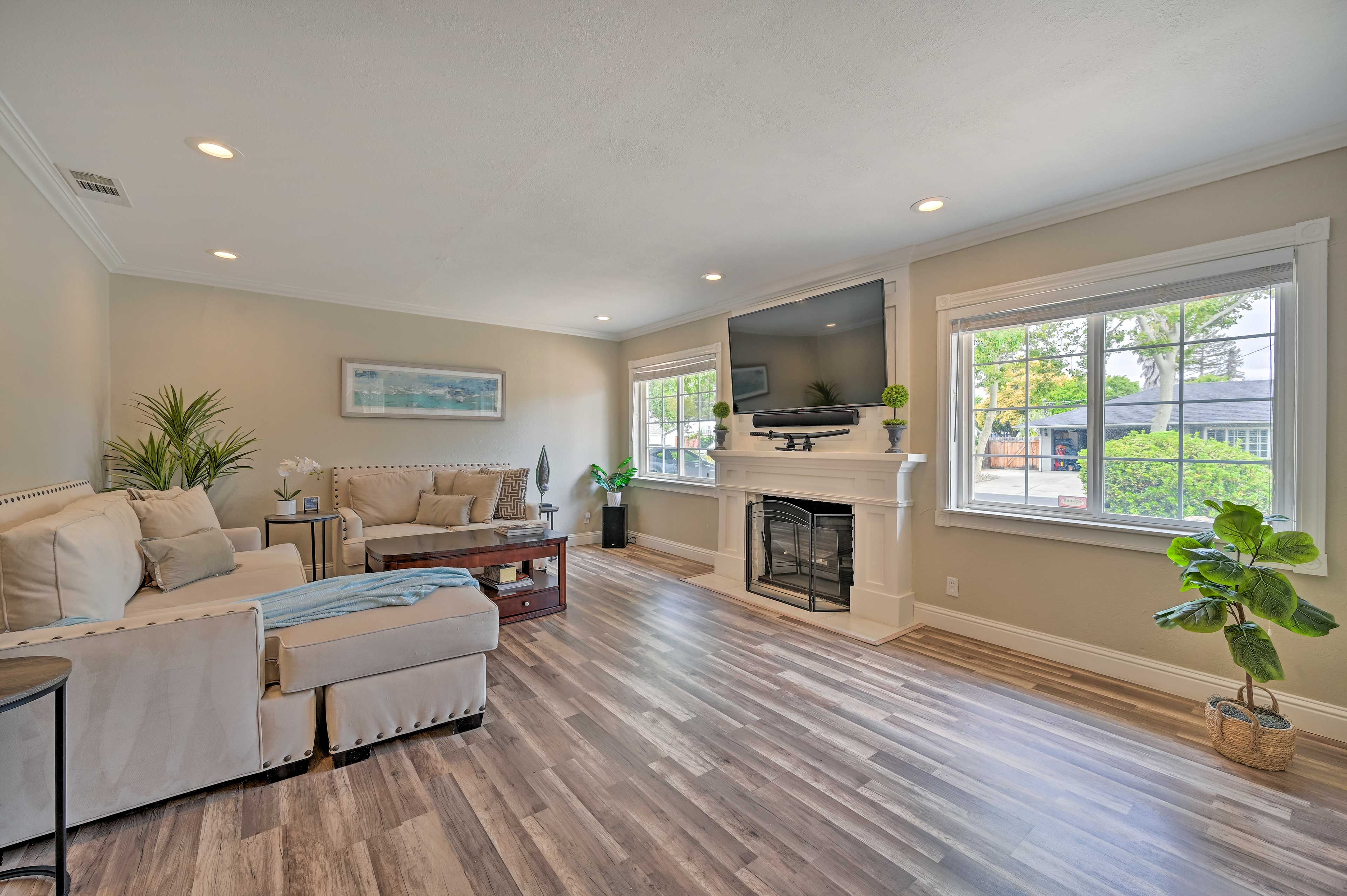 Living Room | Free WiFi | Smart TVs | Fireplace (Non-Functional)