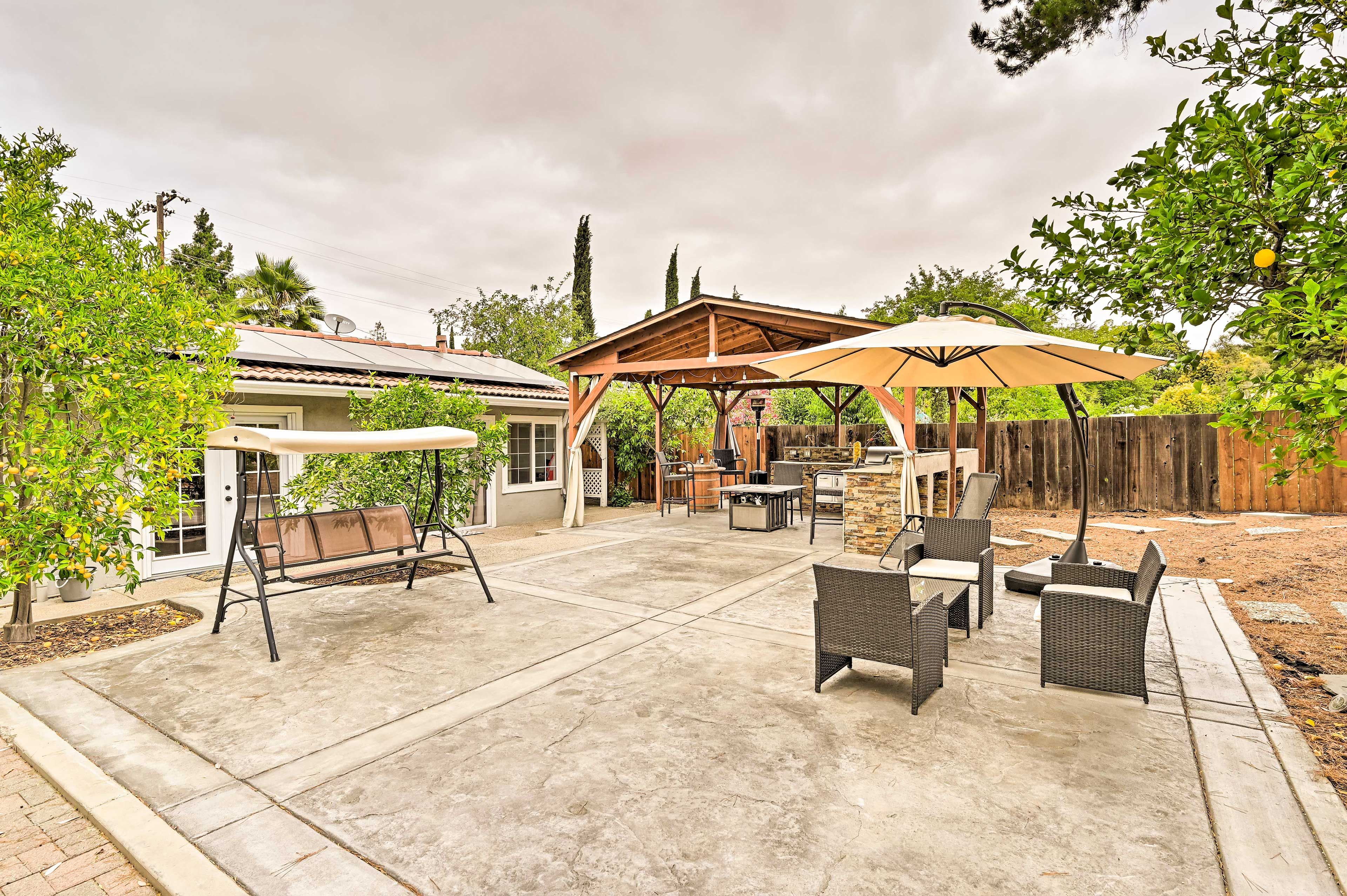 Private Yard | Outdoor Seating Areas | Outdoor Kitchen | Gas Grill