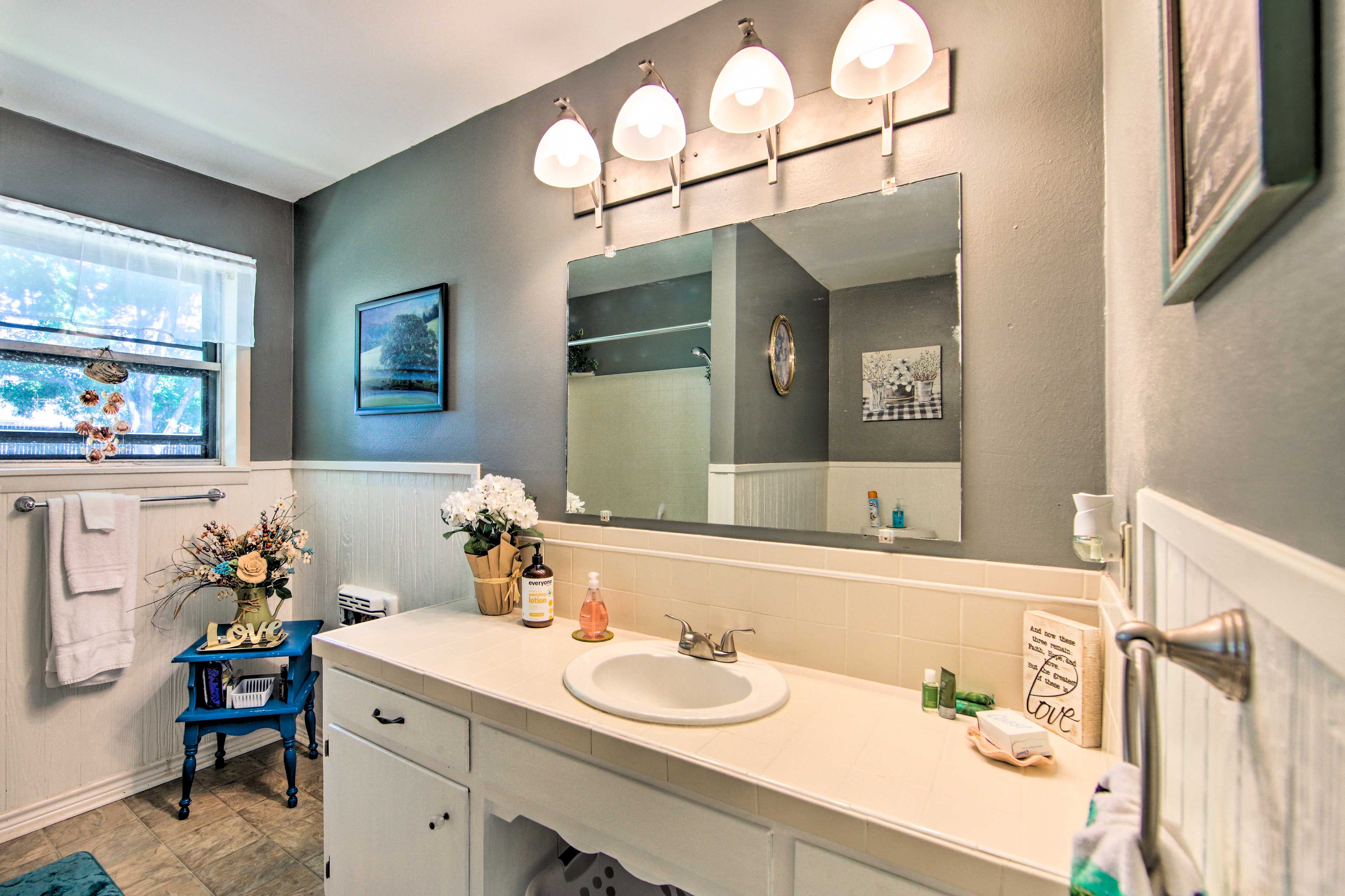 Full Bathroom | Towels Provided | Complimentary Toiletries
