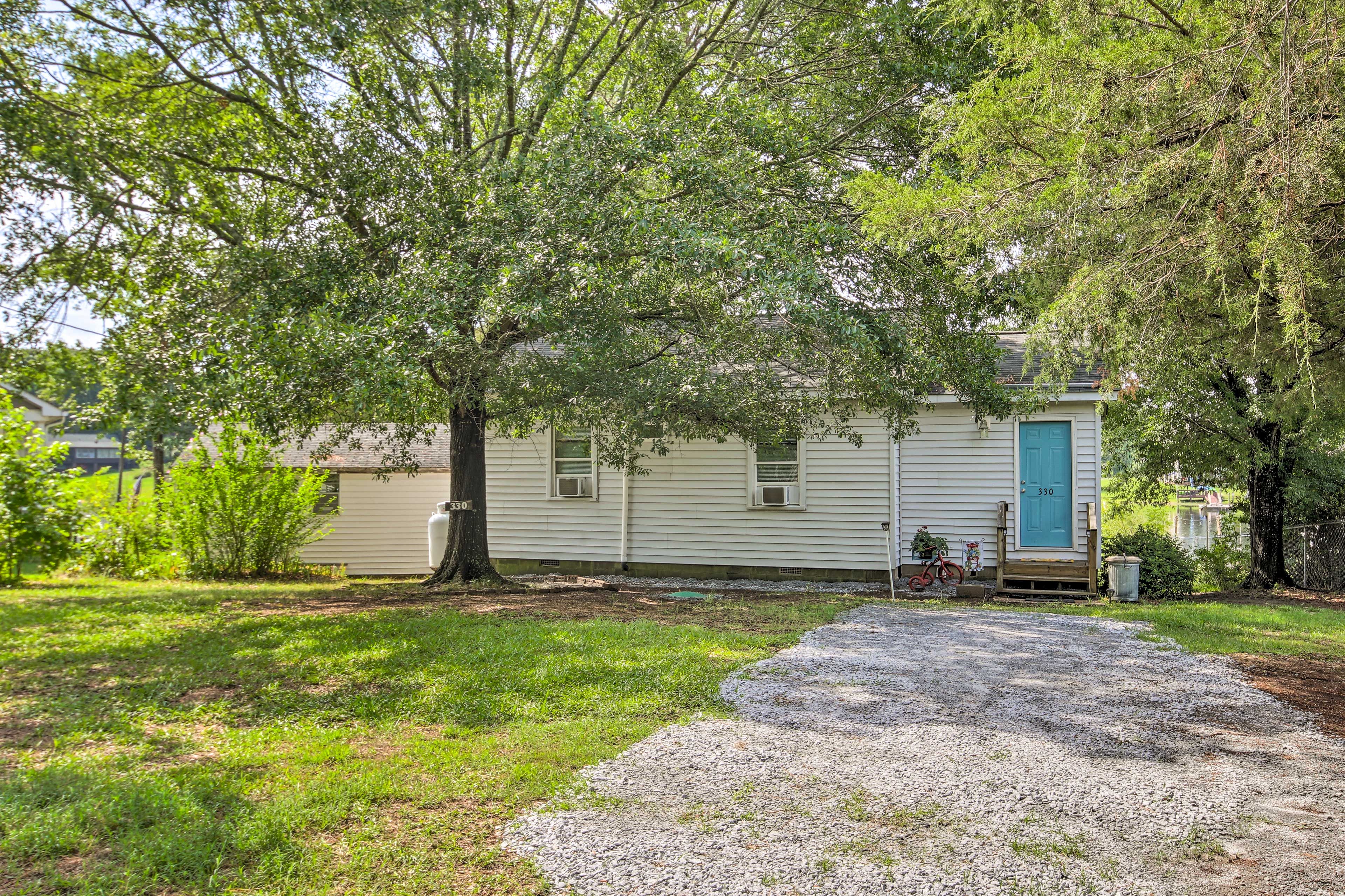 Exterior | Gravel & Sand Driveway (2 Vehicles)