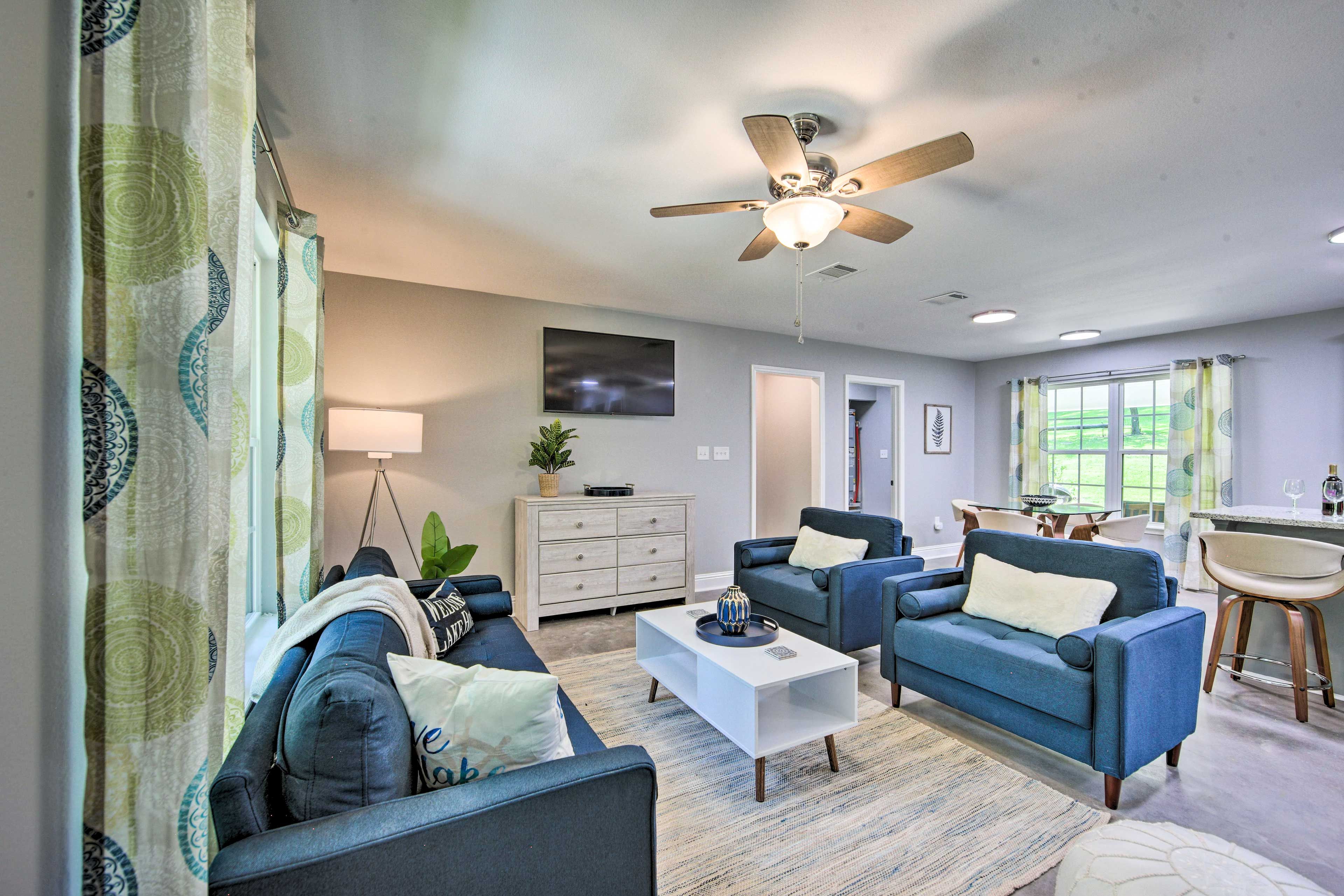 Living Room | Central A/C & Heating | Smart TV