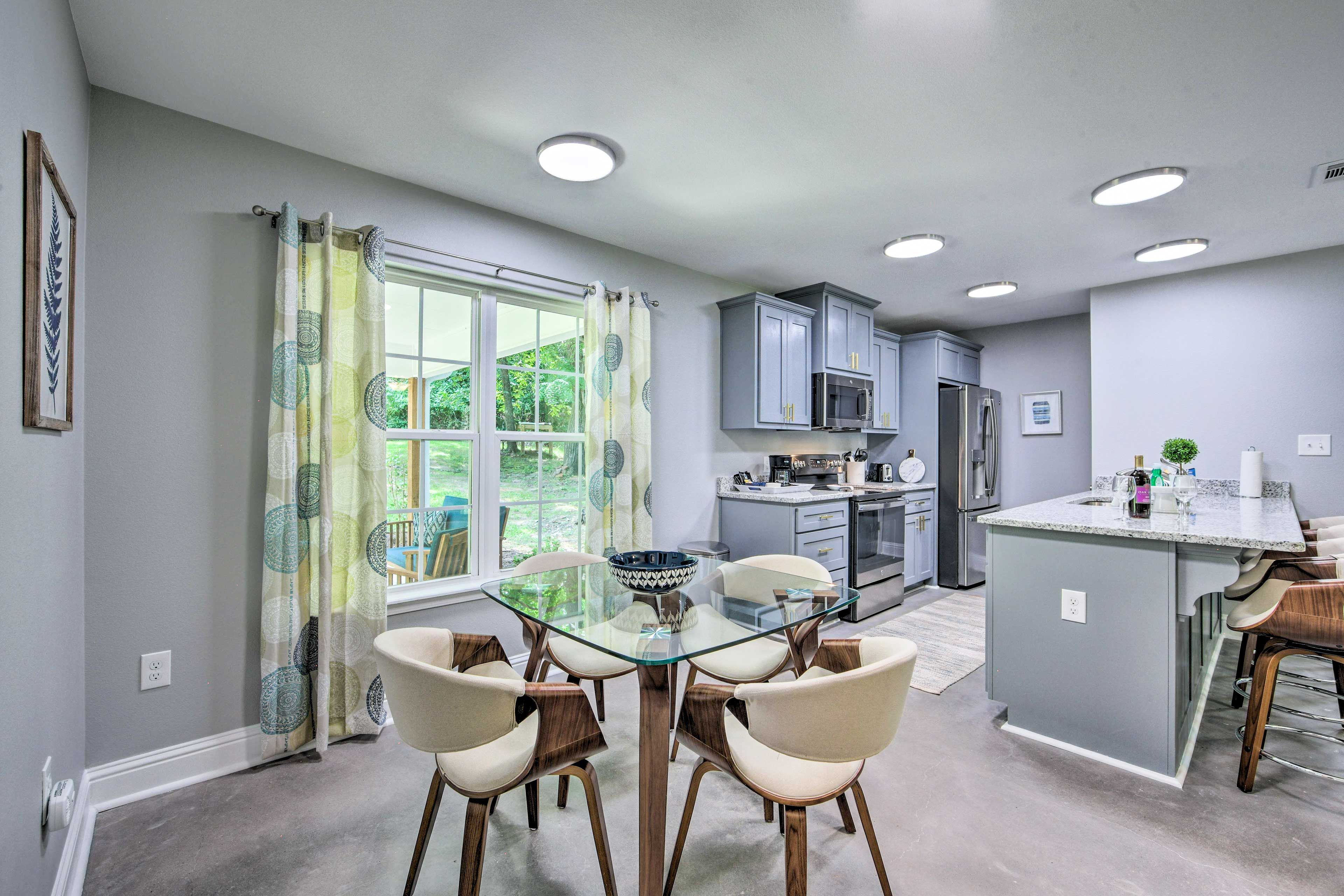 Dining Area | Dishware/Flatware Provided