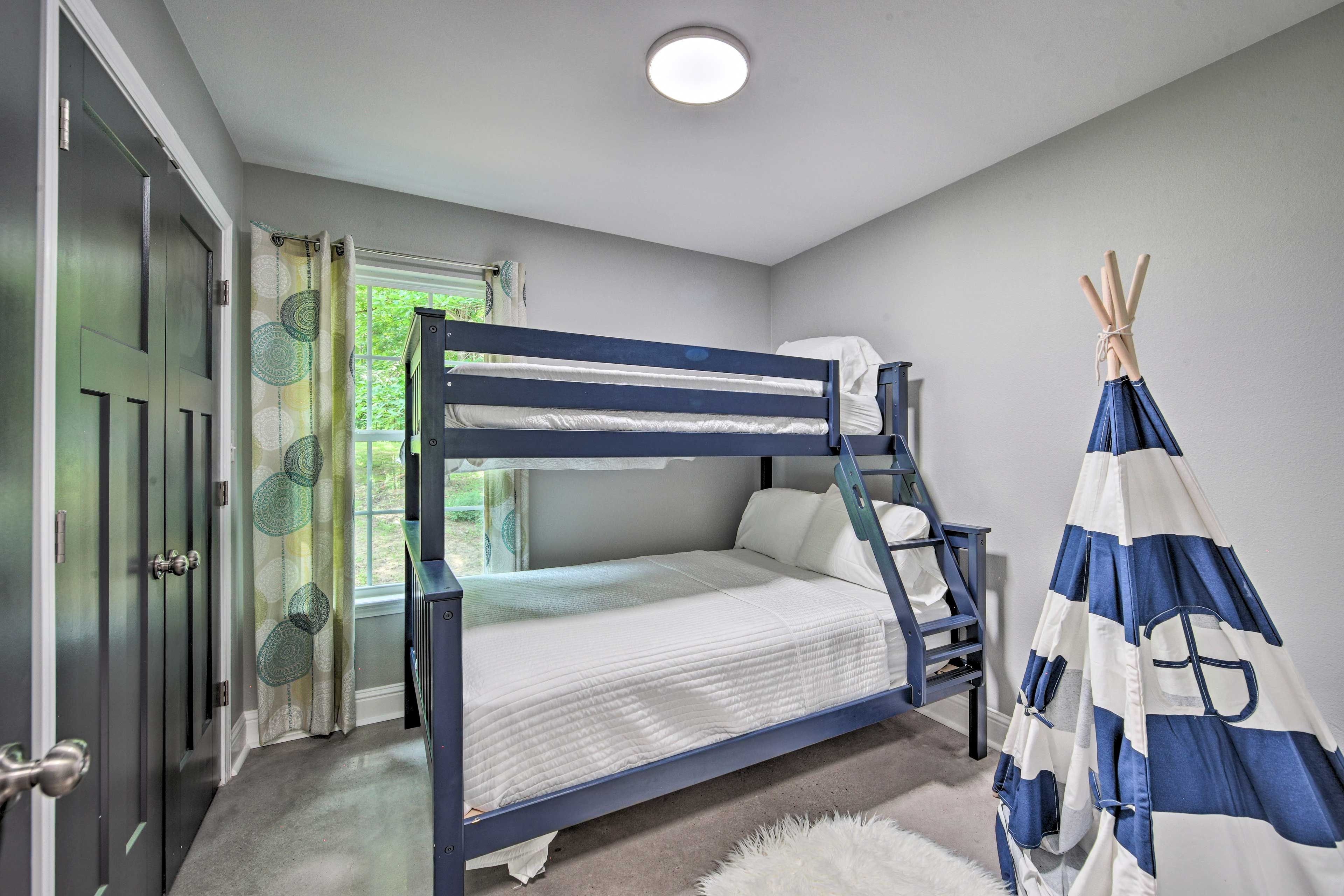 Bedroom 3 | Twin/Full Bunk Bed