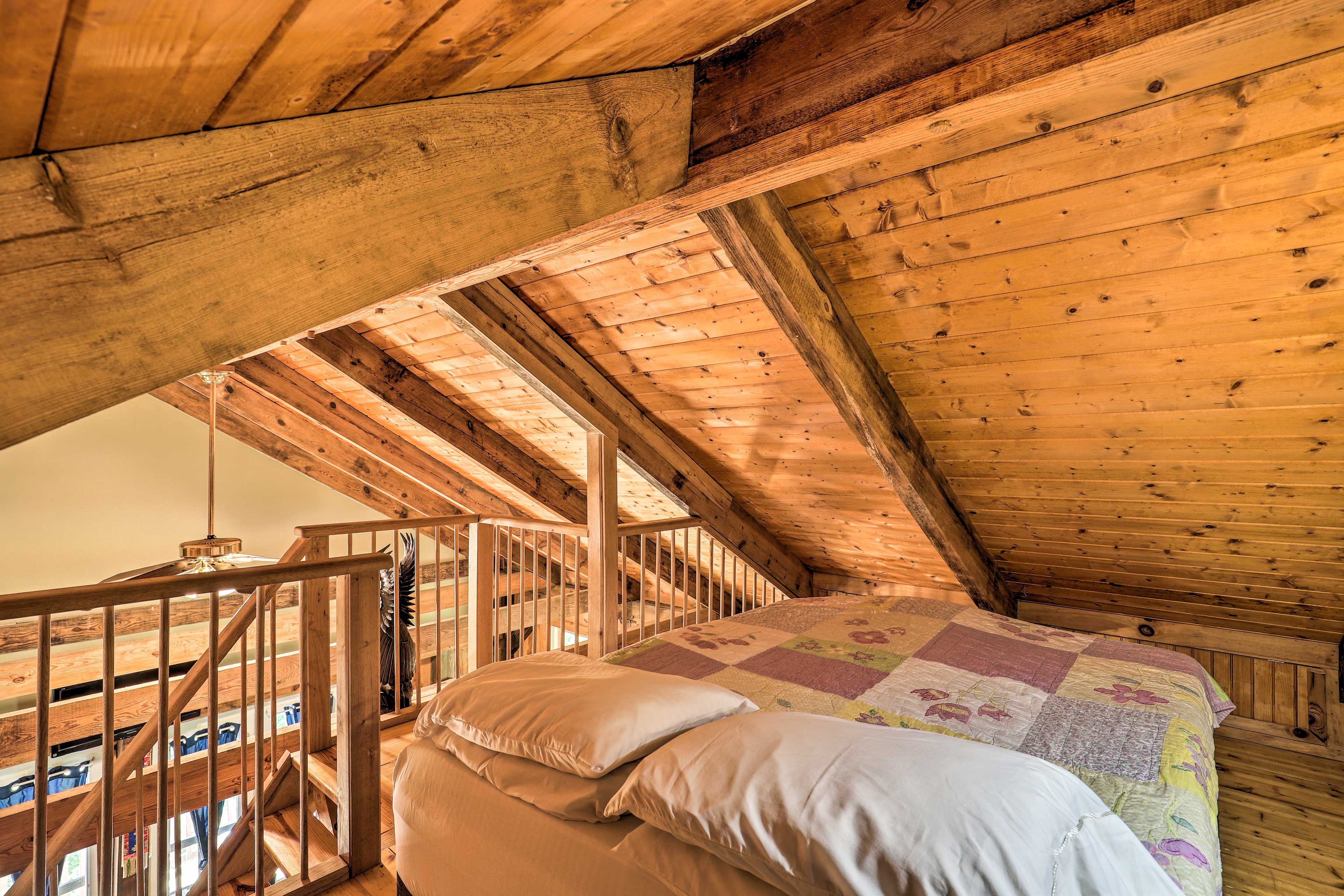 Loft | Queen Bed | Linens & Towels