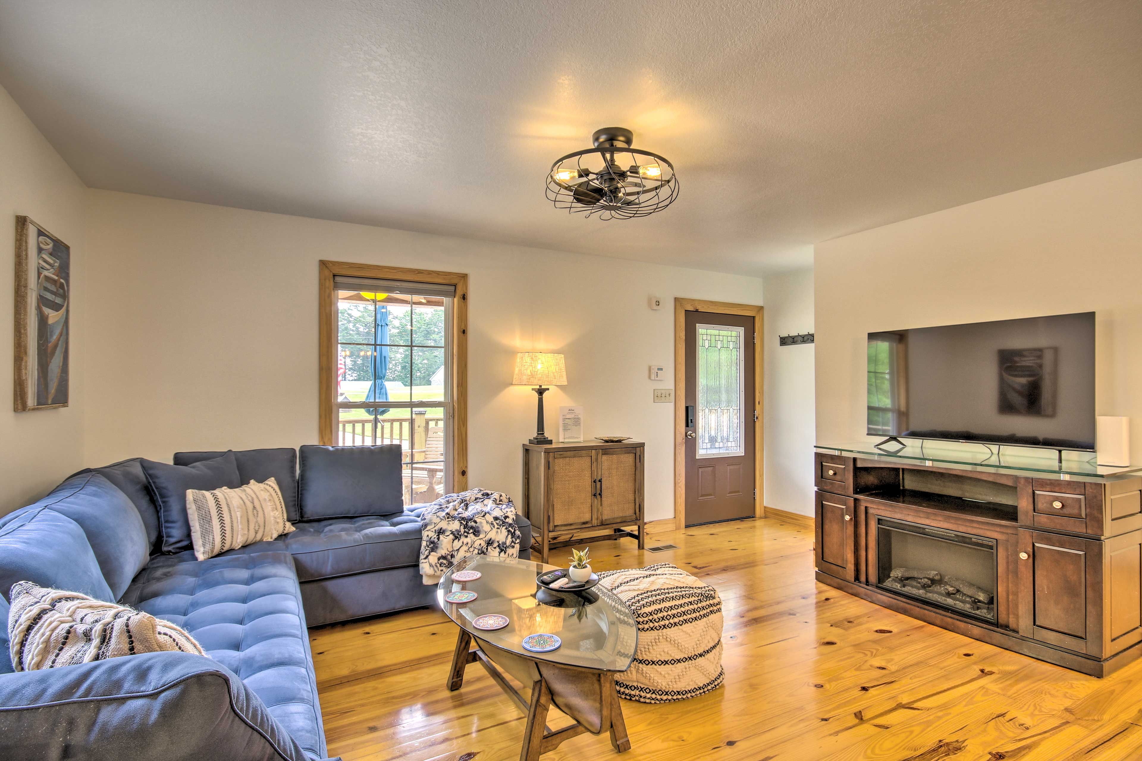 Living Room | Free WiFi | Smart TV