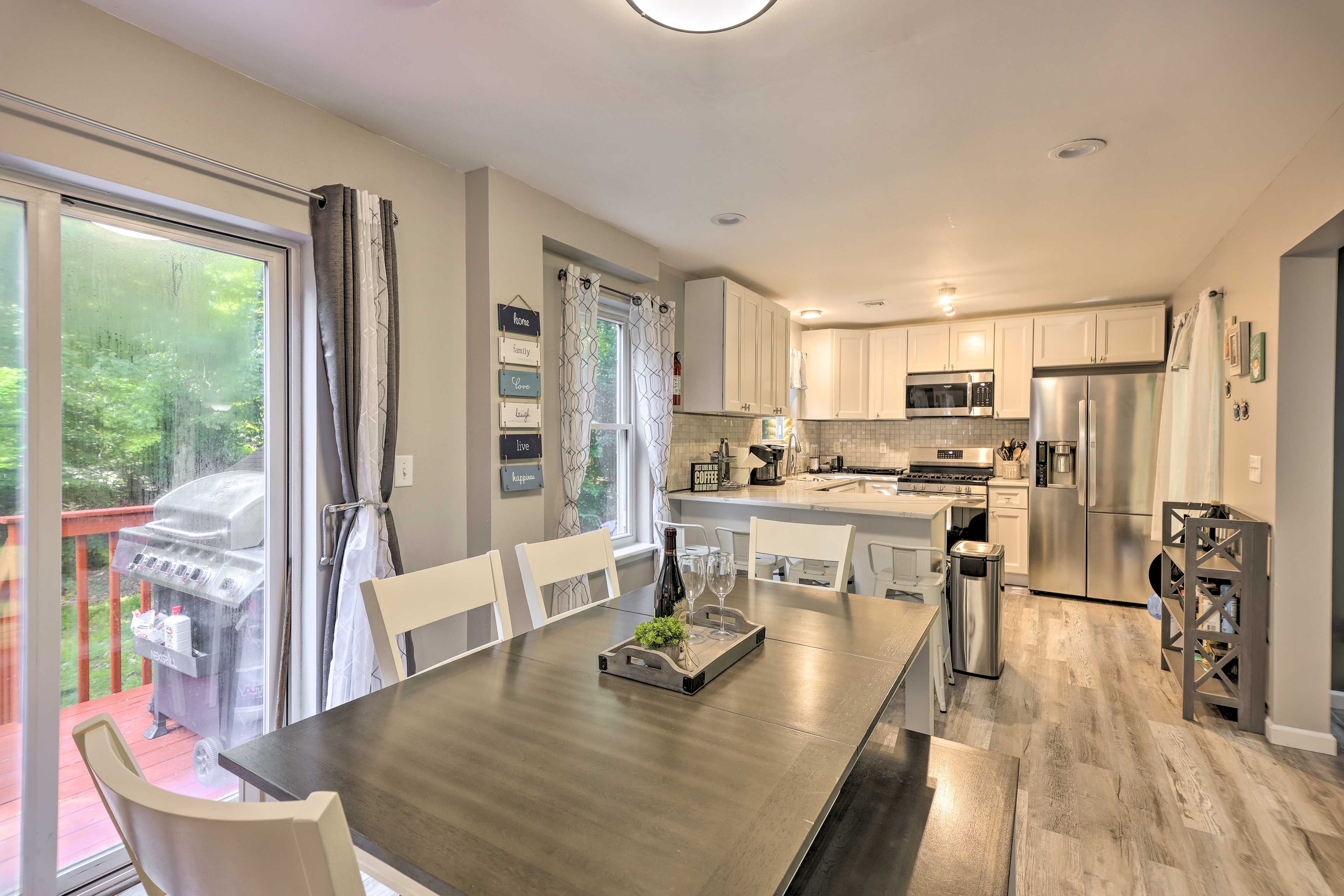 Kitchen & Dining Area | Community Amenities